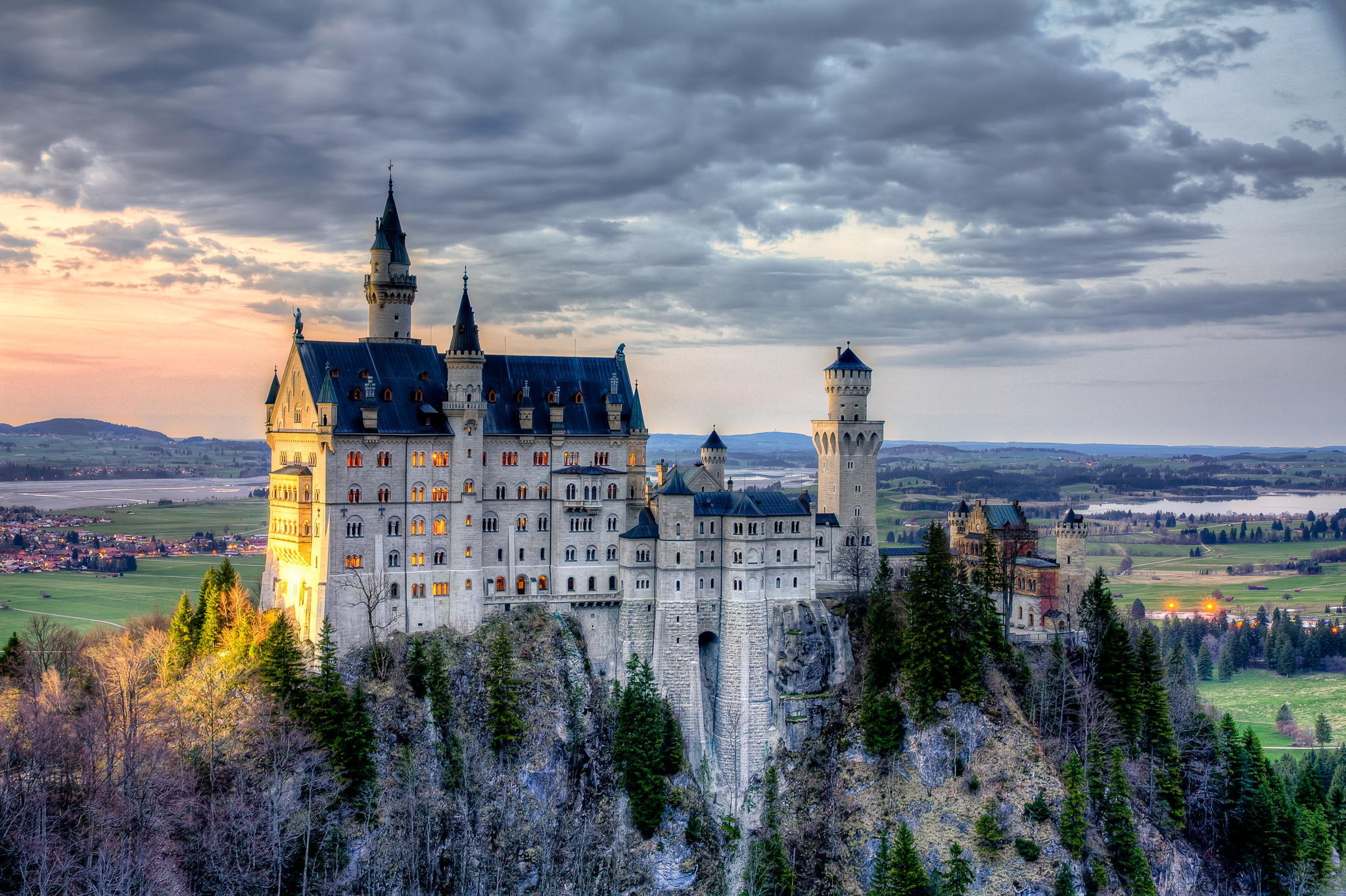 Обои на стол замки. Замок Нойшванштайн. Нойшванштайн Бавария. Замок Нойшванштайн («новый Лебединый Утес») в Германии;. Королевский замок Нойшванштайн (Бавария).