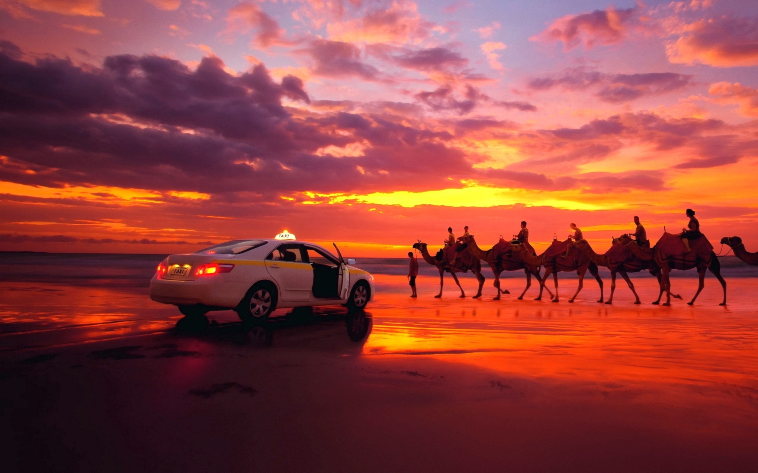 Караван остановился. Машина на фоне заката. Верблюд в пустыне. Закат в пустыне. Караван на закате.