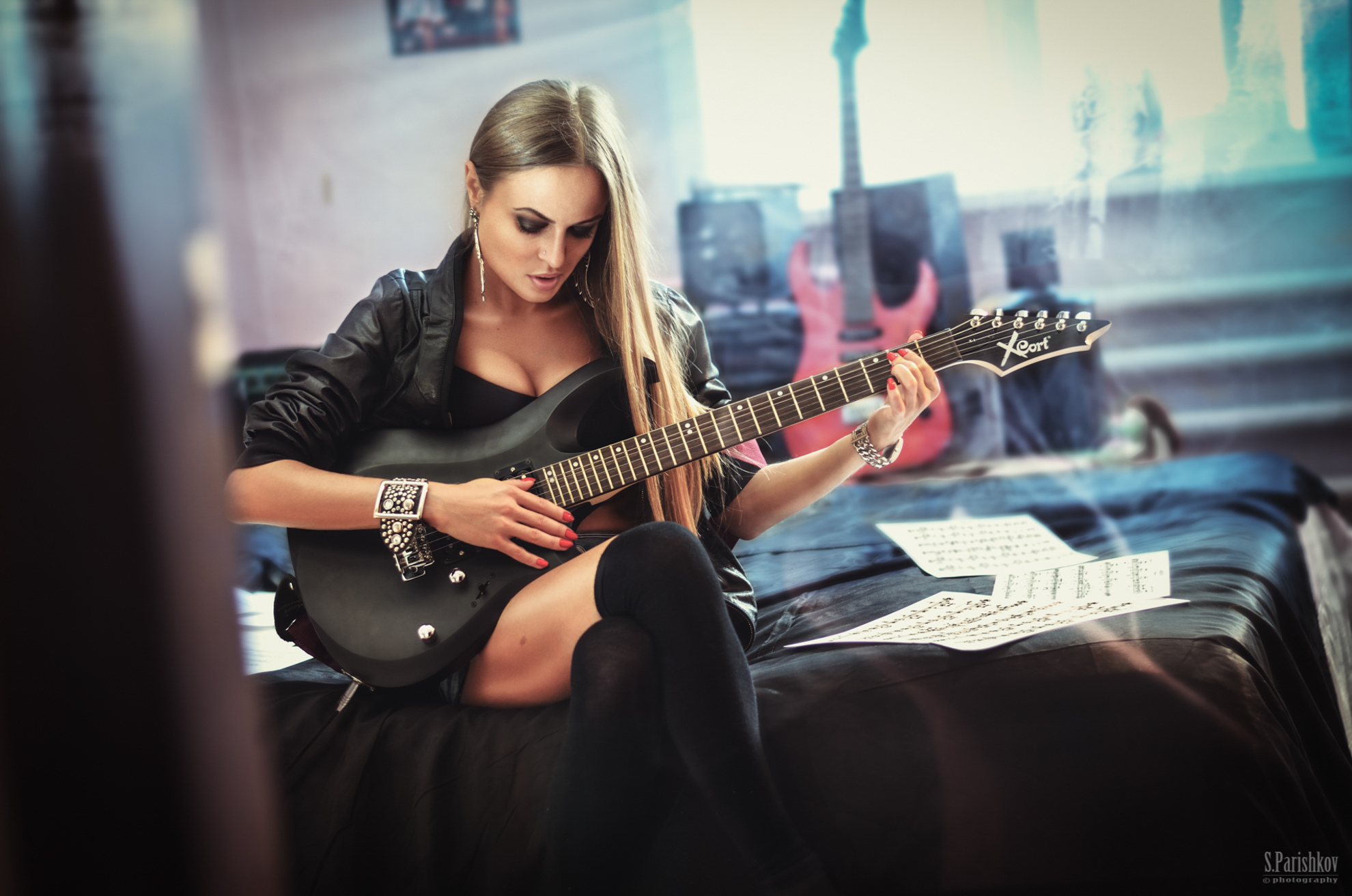 Молодая девушка музыка. Девушка с электрогитарой. Красивая девушка с гитарой. Девушка с бас гитарой. Фотосессия с гитарой.