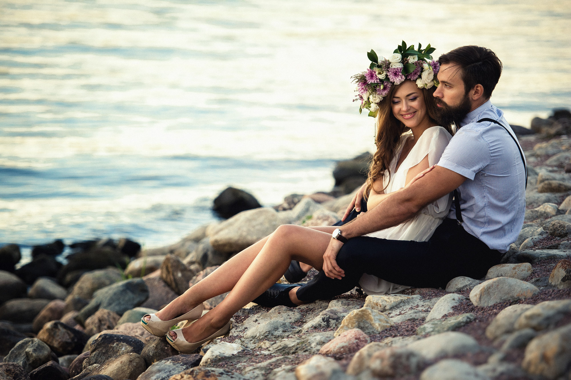 Девушки счастливее парней. Фотосессия пары. Пара на берегу моря. Романтичный мужчина. Красивая пара влюбленных.