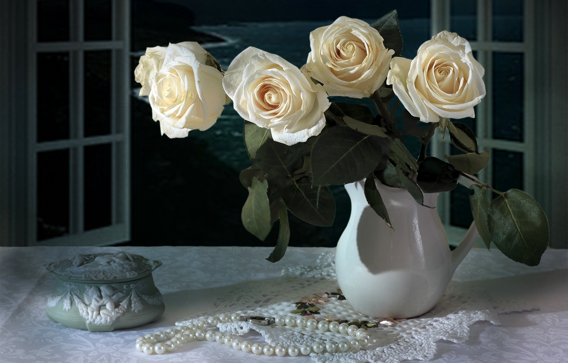 Три розы в вазе. Букет белых роз на окне. Красивые розы в вазе. Белые розы в вазе. Цветы в вазе на окне.