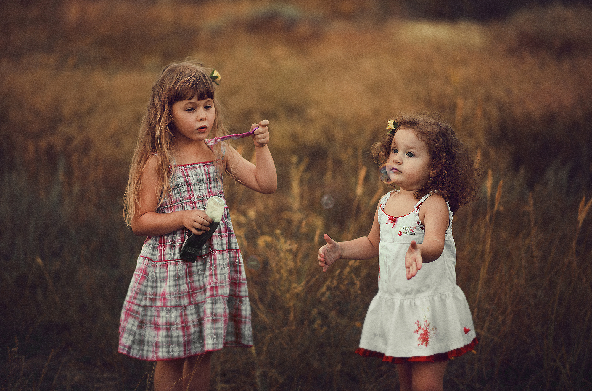 Мама и брат играть. Девочки подружки. Фотосессия сестер. Две сестры старшая и младшая. Маленькие подружки.