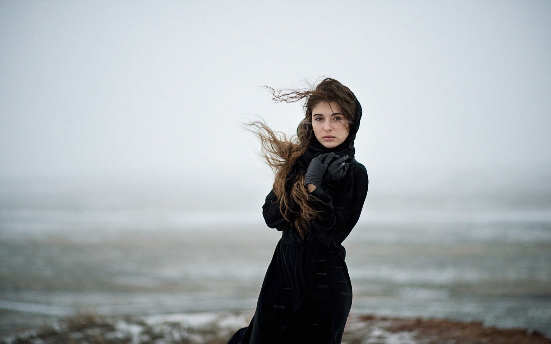 Молодая девушка еще она была. Девушка в пальто. Девушка у моря зимой. Девушка на ветру. Девушка на берегу моря.