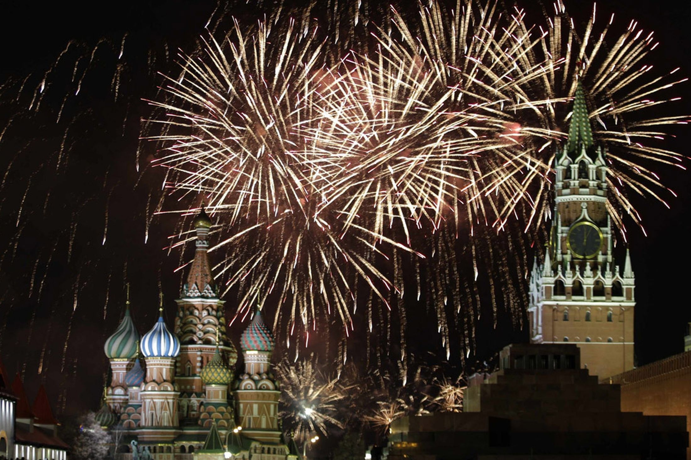 Праздничные салюты москвы. Москва красная площадь салют. Новогодний салют на красной площади. Салют Москва новый год. Кремль салют.