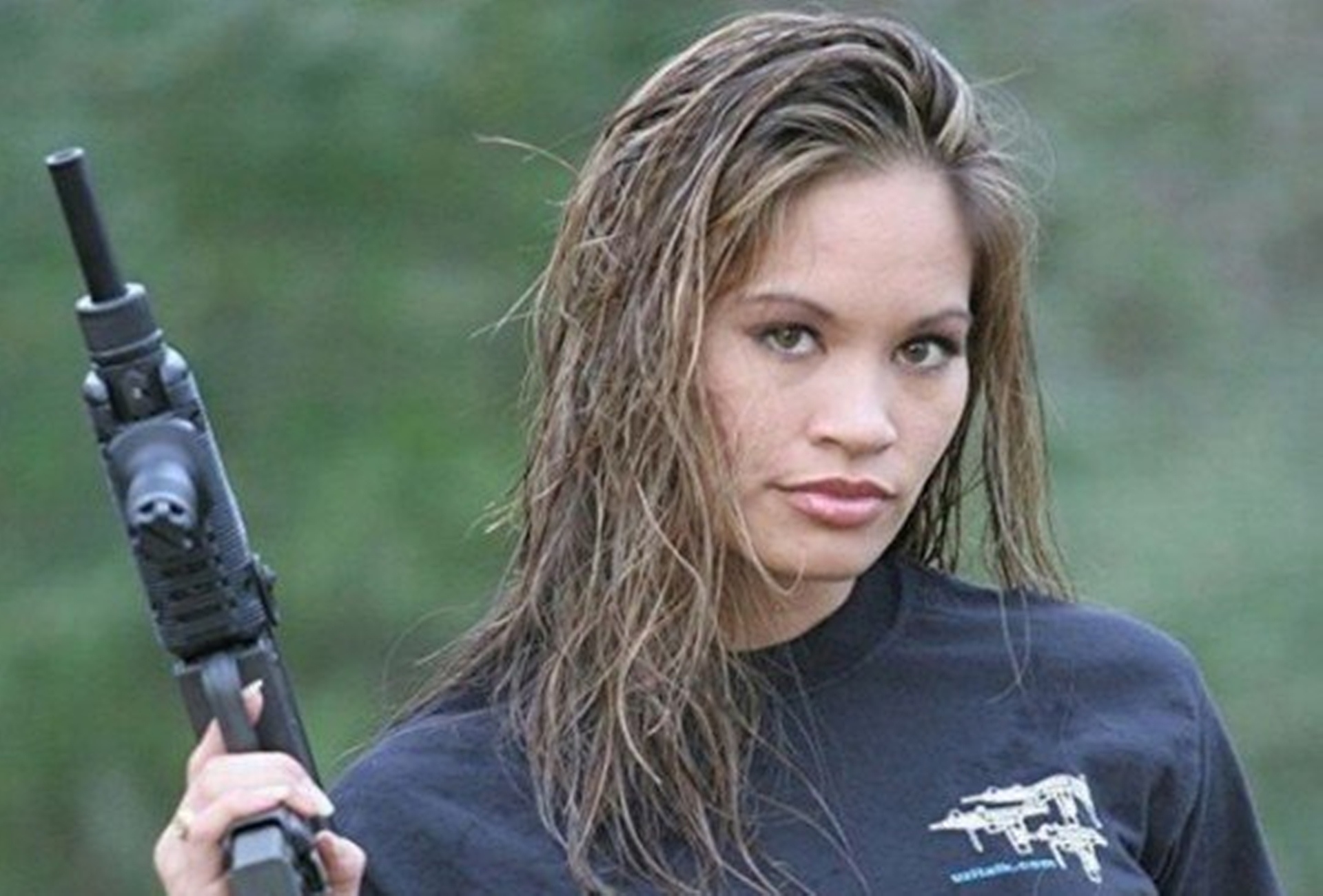 Любовь с оружием чем закончится. Анджелина Джоли с оружием. Девушка с оружием. Опасная девушка. Девушка со стволом.