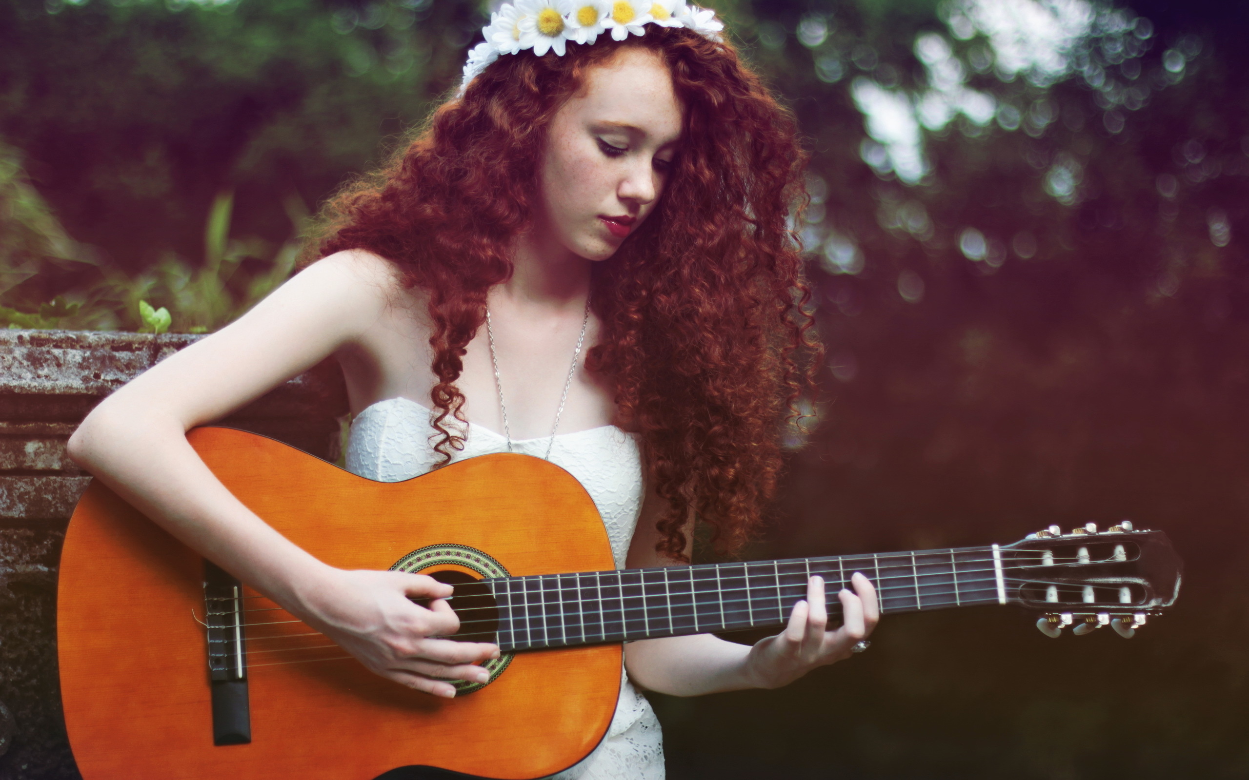 Гитара лов. Фотосессия с гитарой. Фотосессия с гитарой девушка. Рыжая девушка с гитарой. Портрет с гитарой.