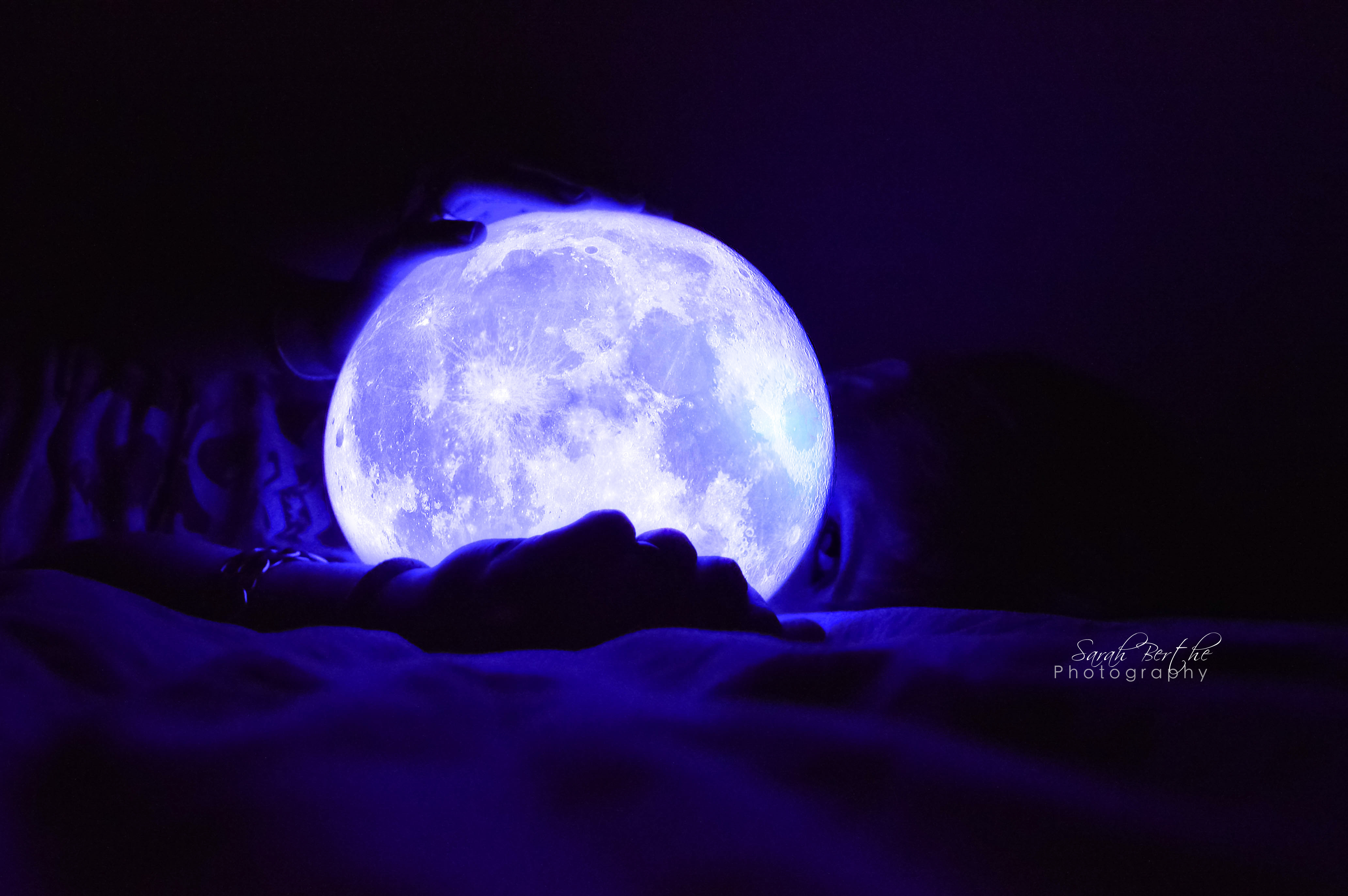 Озаренный светом луны. Луна. Ночь Луна. Темно синяя Луна. Голубая Луна.