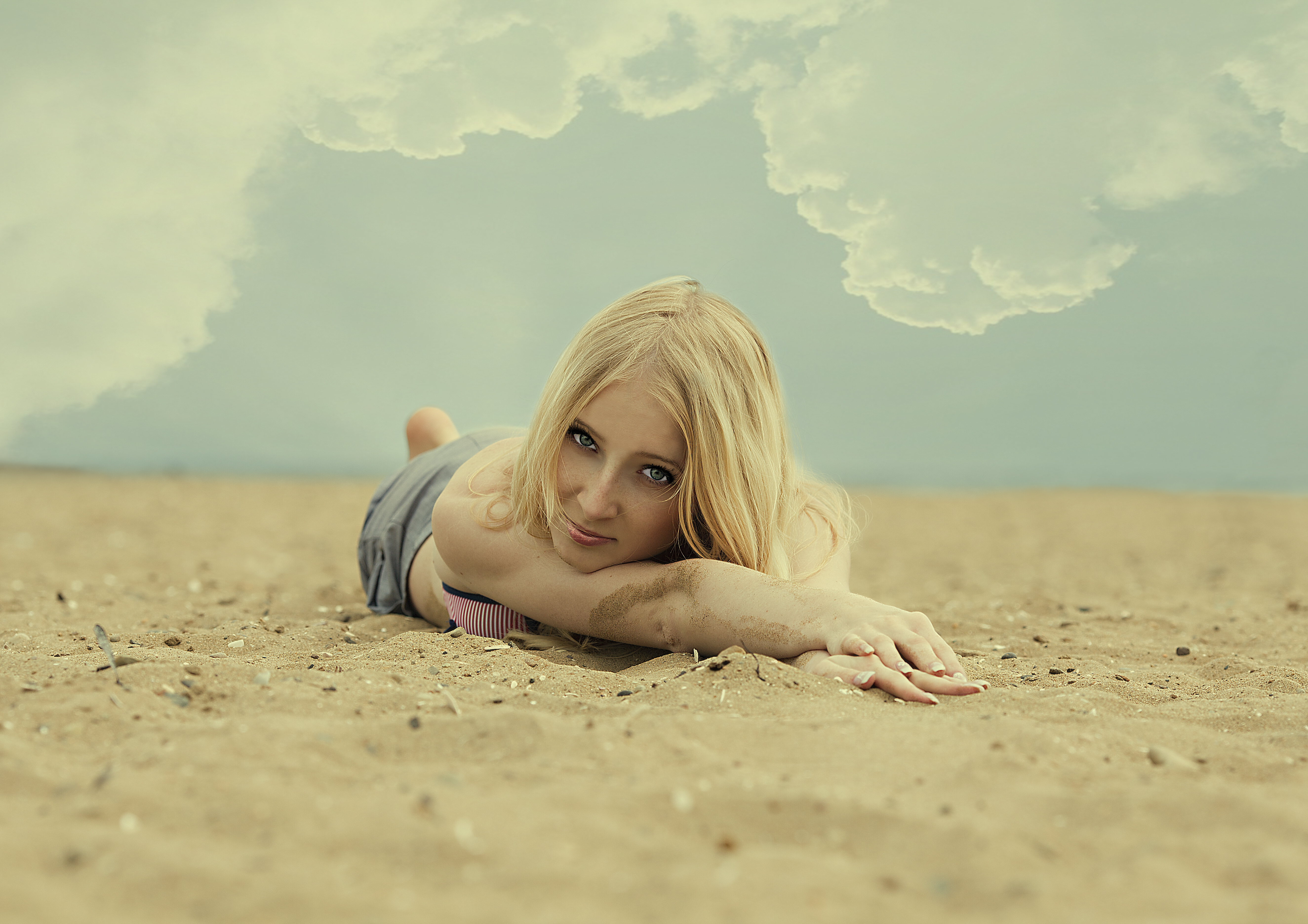 Dream blonde. Девушка блондинка. Девушка на песке. Девушка пляж песок. Девушка на пляже.