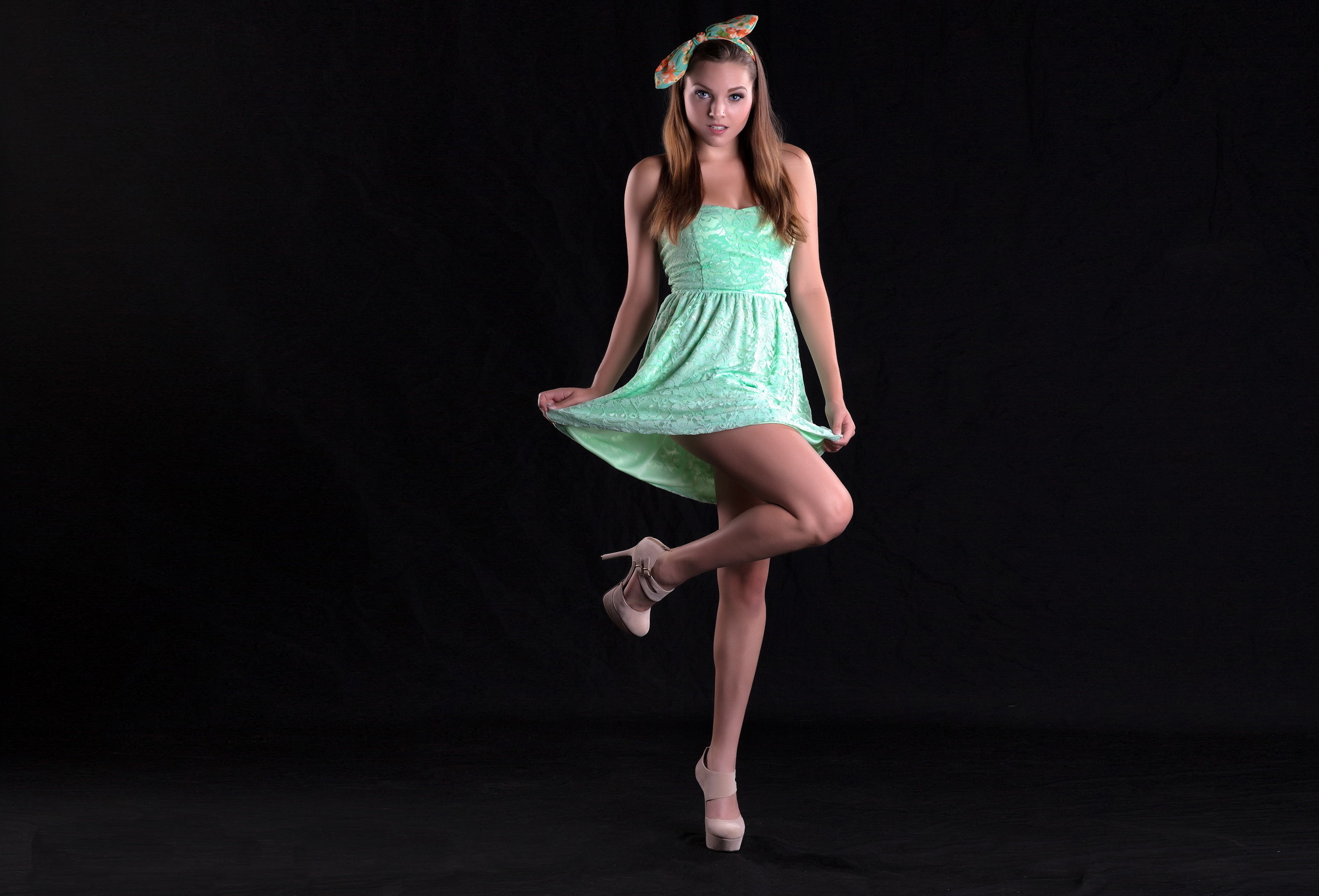 Красивый ноги молодой девушка. Девушка в платье. Девушка в салатовом платье. Молодые модели. Красивое зеленое платье для девушки короткое.