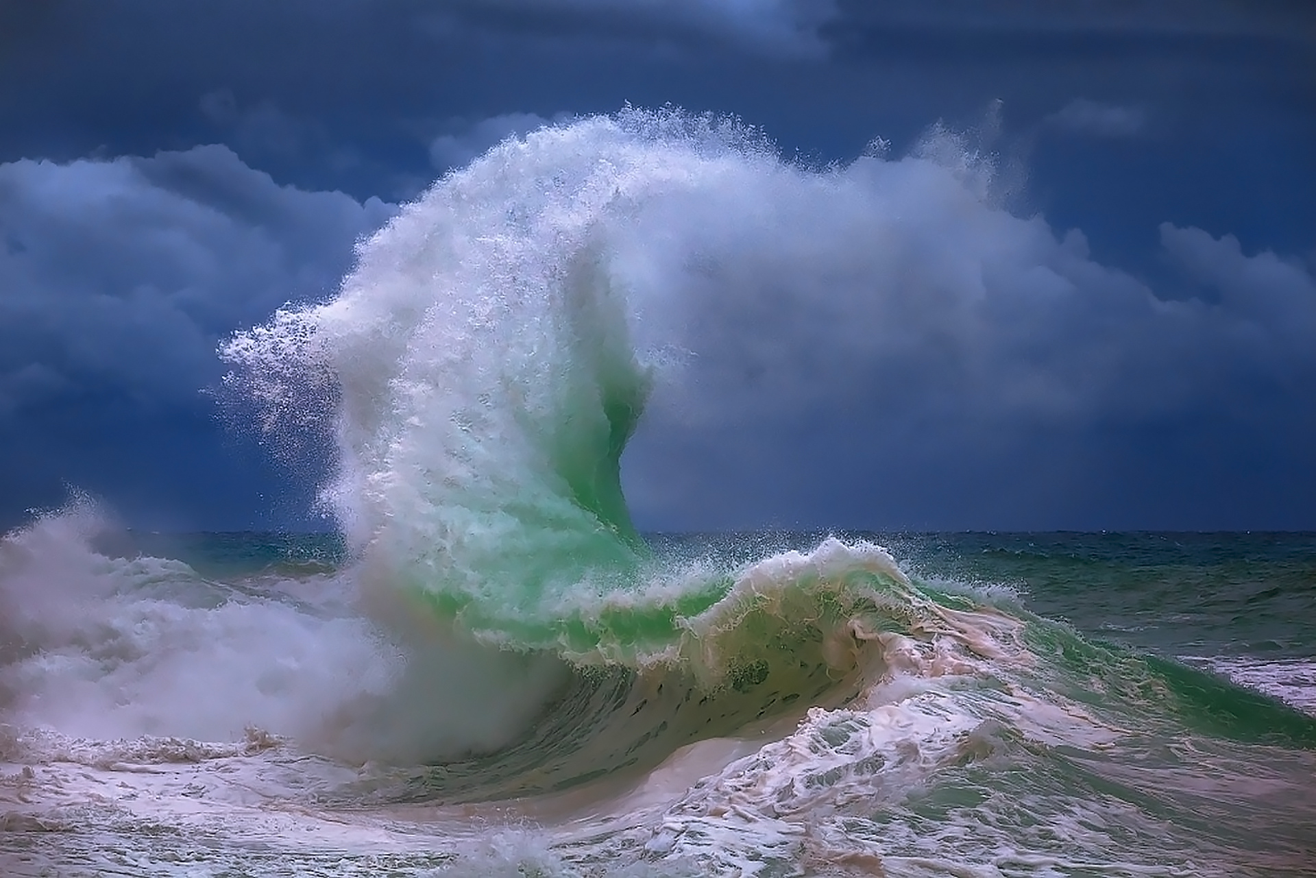 Природа шторма. Атлантический океан шторм. Каспийское море шторм. Волны шторм. Океан волны.