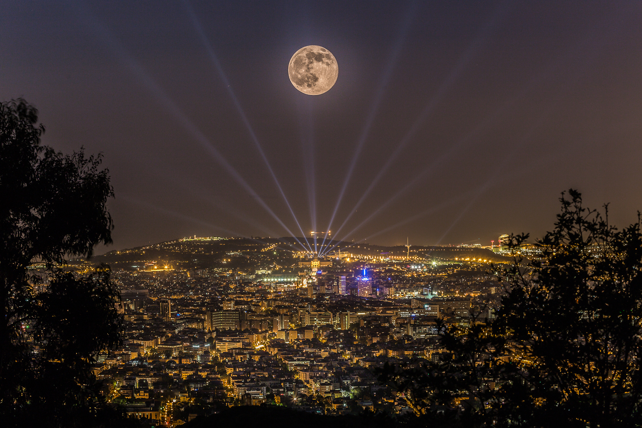 A que hora se hace de noche en barcelona