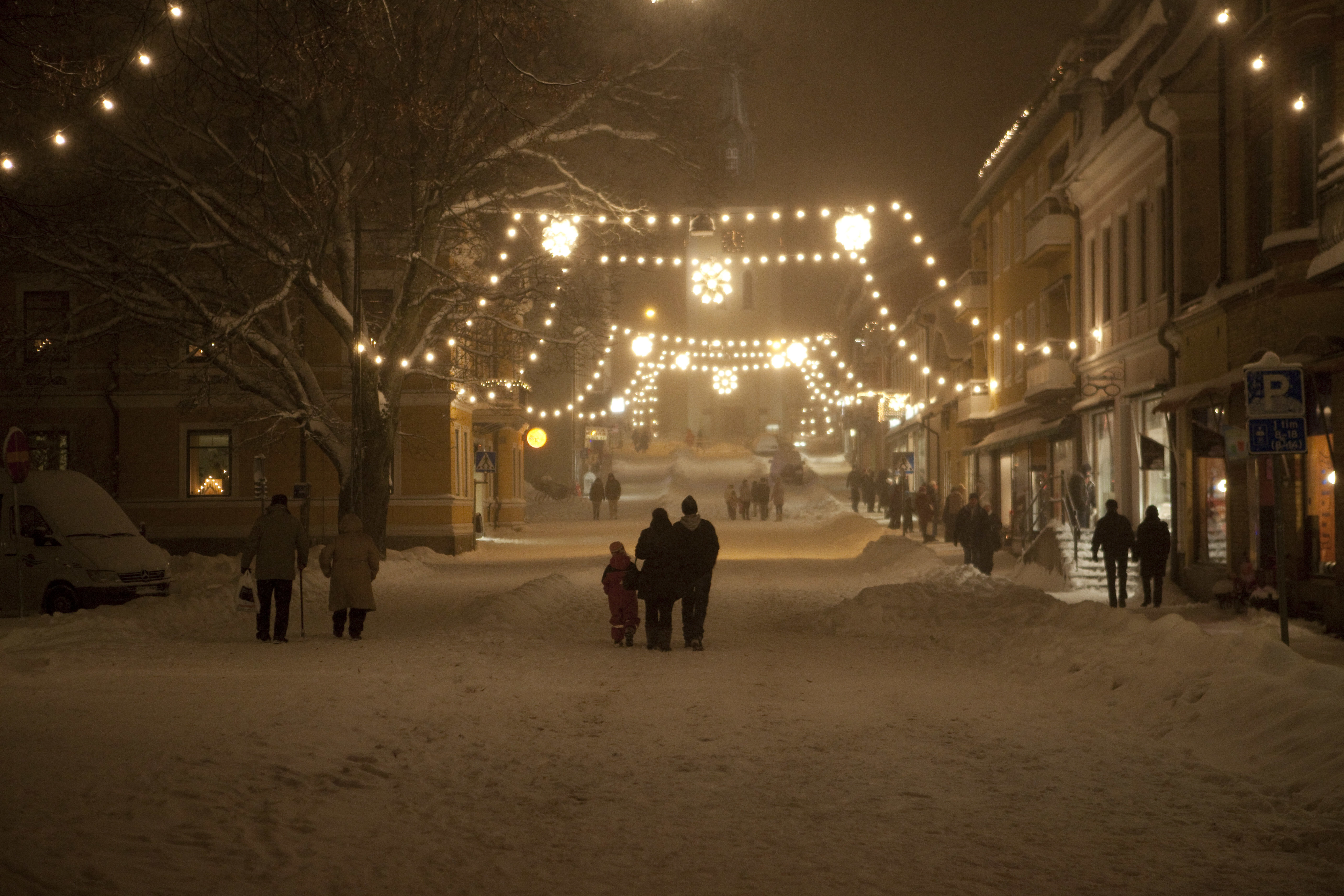 Город снег вечер. Зимний город. Новогодняя улица. Рождество улица. Зимняя улица.