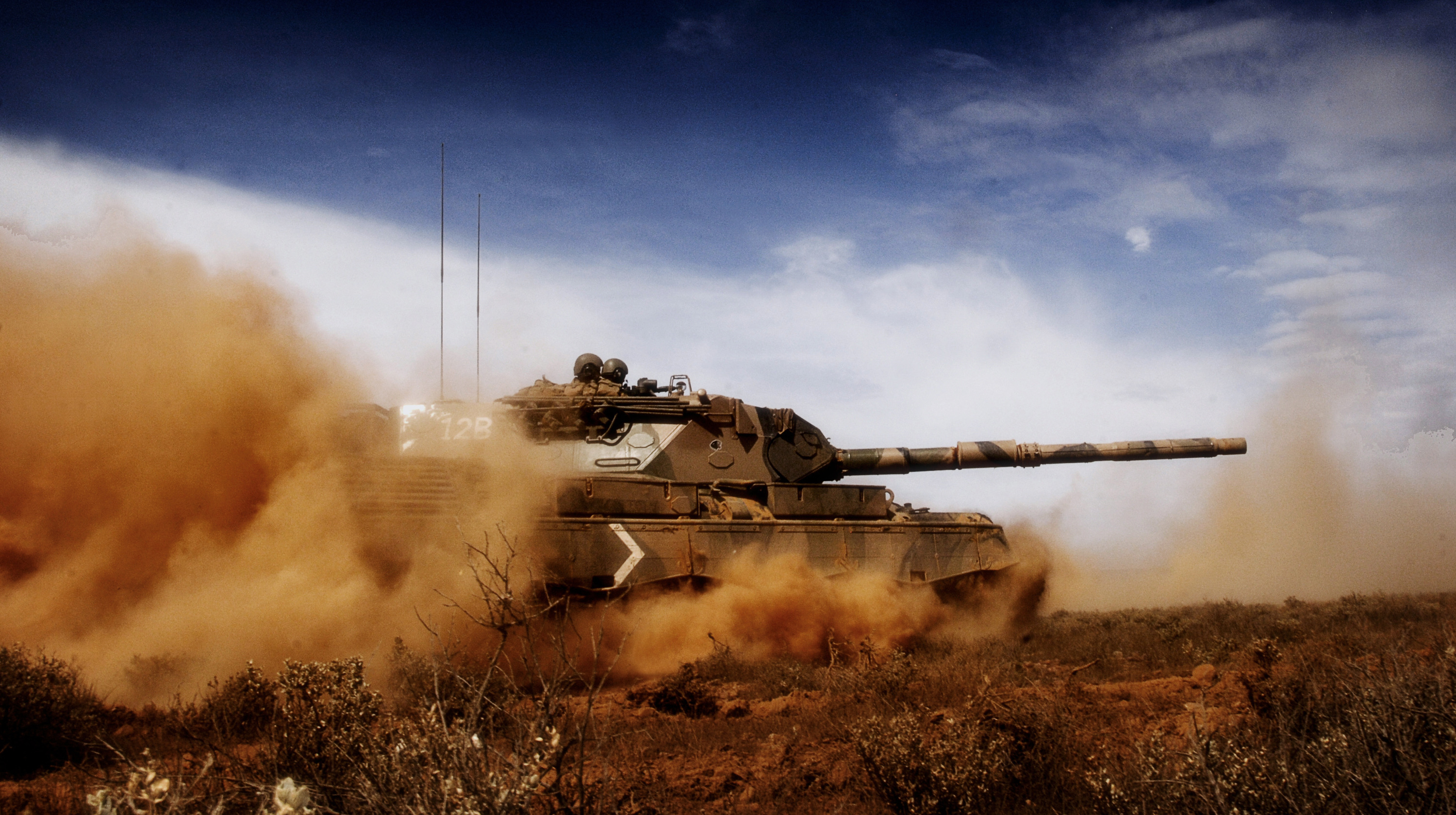 Фон военной техники. Танк леопард 1. Leopard 2a6 обои. Картинки на рабочий стол танки. Красивый танк.