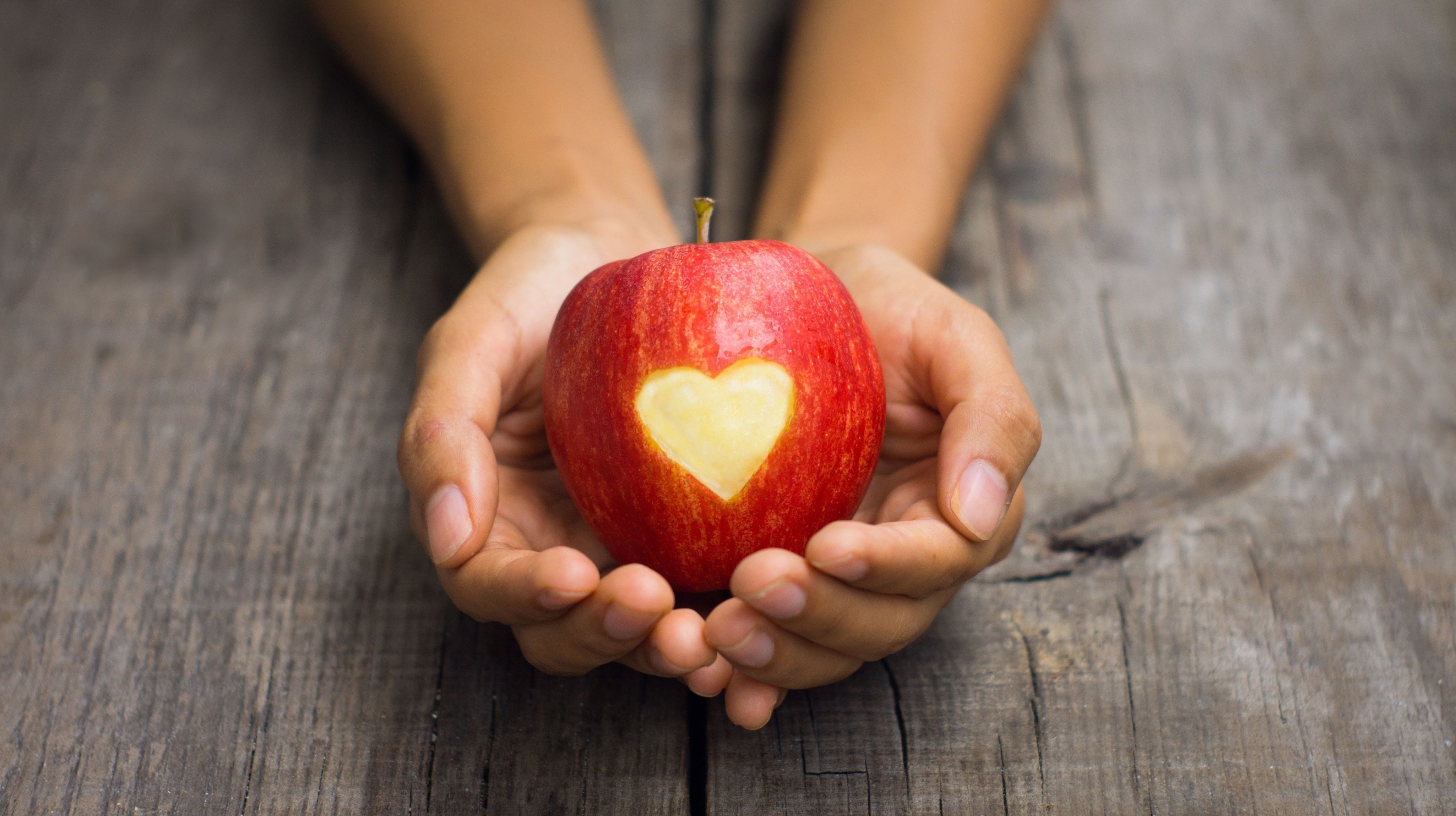 Половинка есть у яблока. Яблоко в руке. Яблоко сердце. Яблочко в руке. Сердце в руках.
