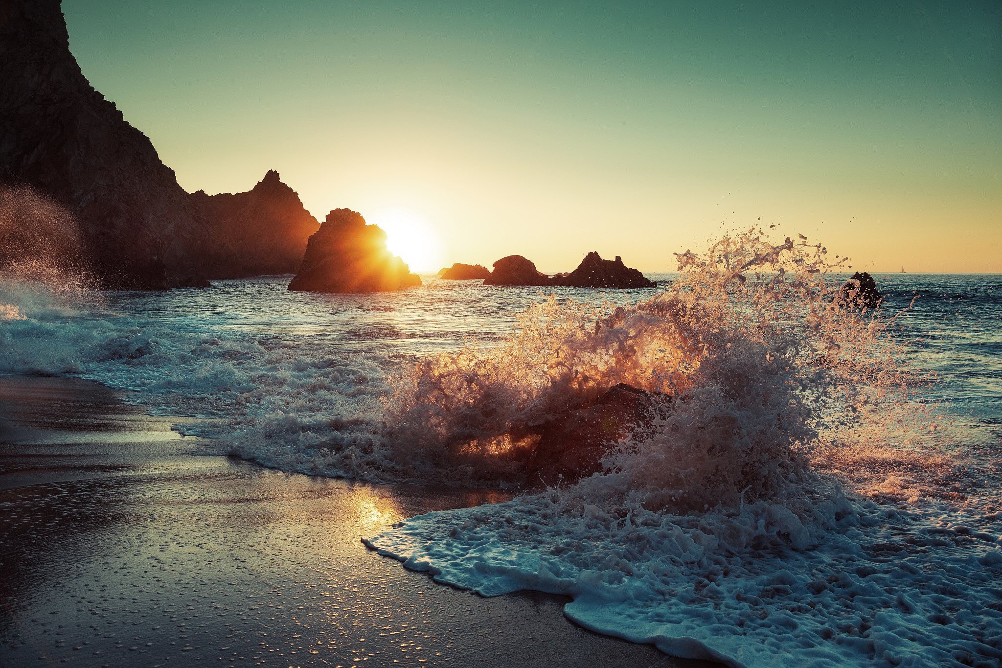 Волны на заре. Море солнце. Природа море. Море закат волны. Красивые морские пейзажи.