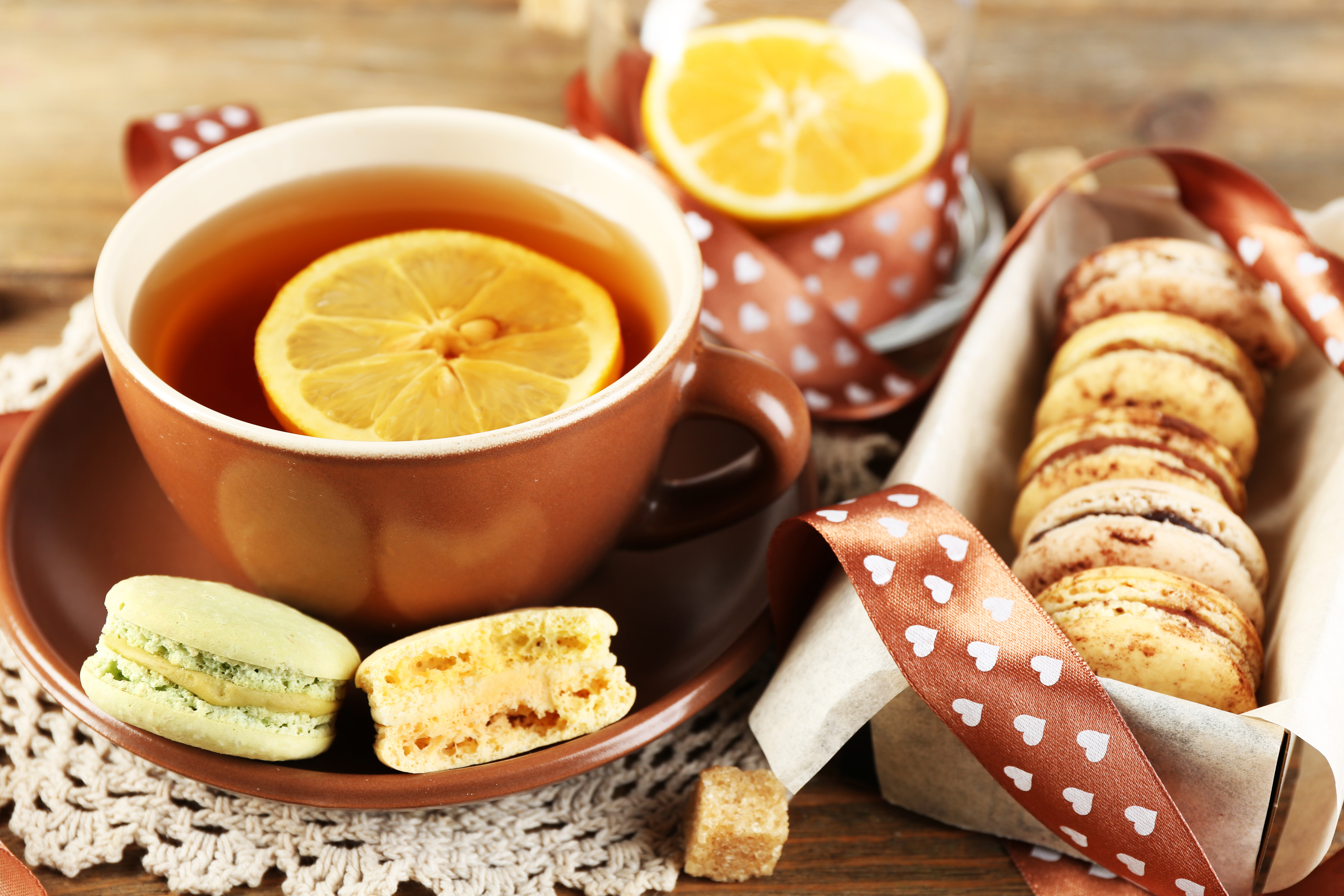 Чай пью с печеньем. Чай с лимоном. Чай с печеньками. Лимон Чой. Кружка чая с едой.