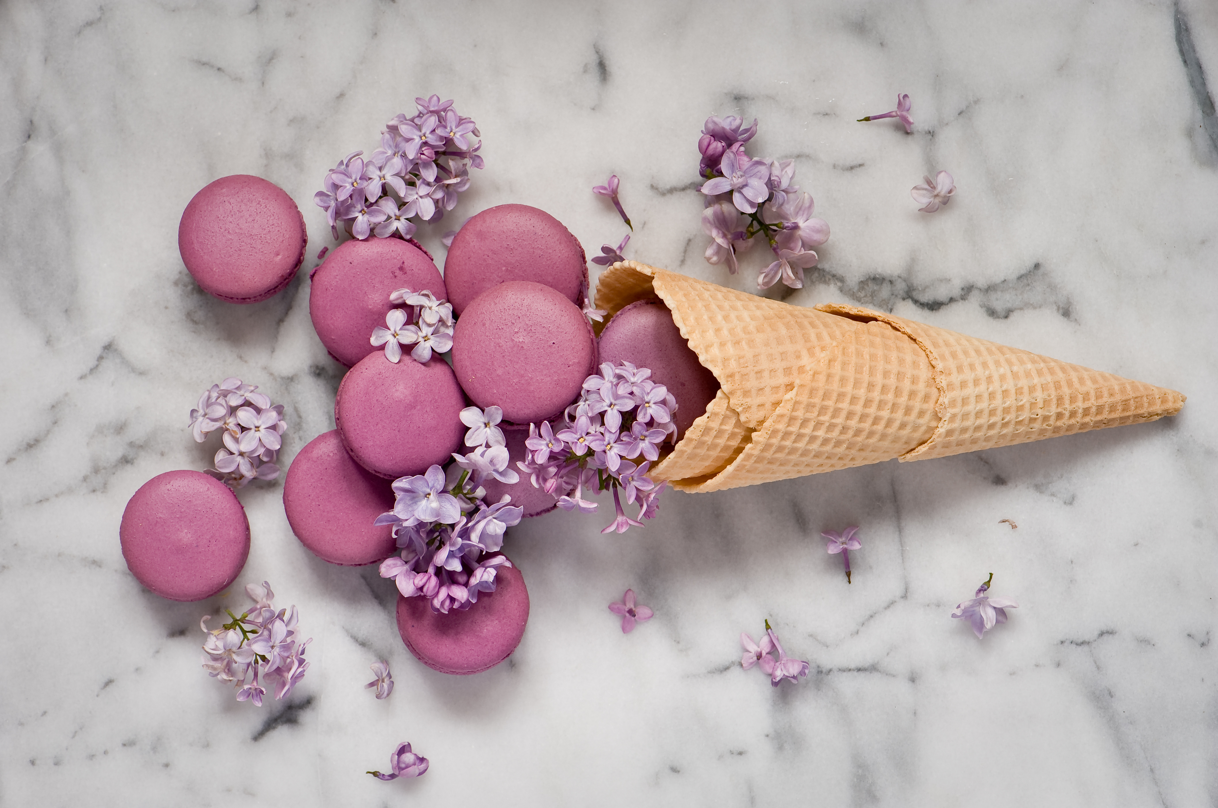 Нежные сладости. Сладости розовый. Сиреневое мороженое. Фиолетовое мороженое.