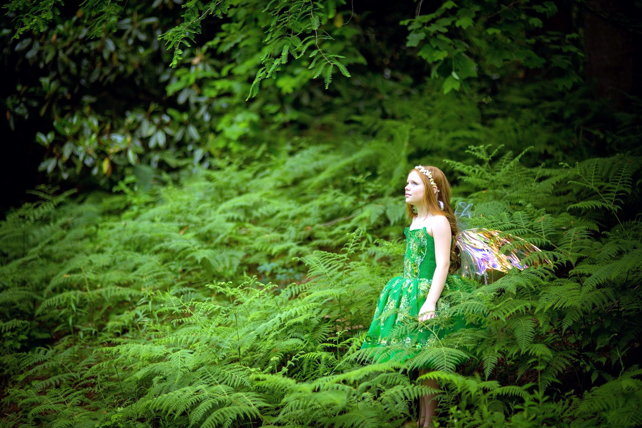 Включи девочку в лесу. Девочка в лесу. Принцесса в лесу. Девушка в зеленом лесу. Зеленое платье для девочки.