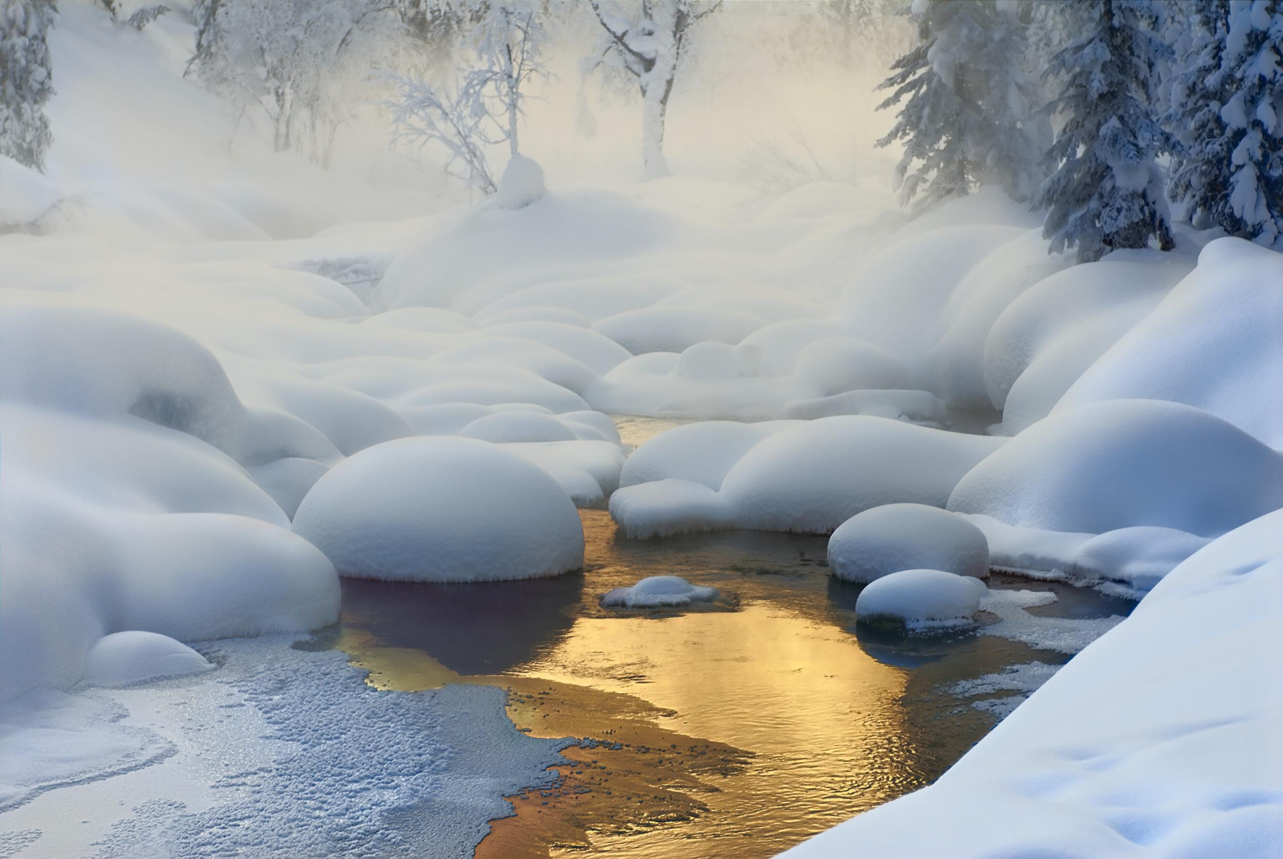 Река снежный сугроб. Зимний пейзаж. Красота зимы. Крещение Господне. Необычные зимние пейзажи.