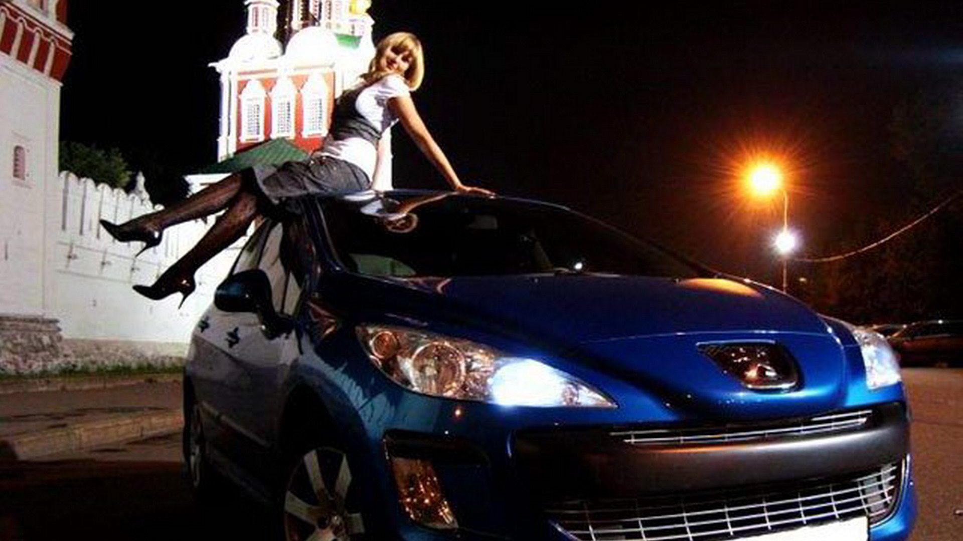 Девушки вечер машины. Ночная фотосессия с машиной. Девушка на крыше автомобиля. Фотосессия на крыше машины. Фотосессия в машине ночью.