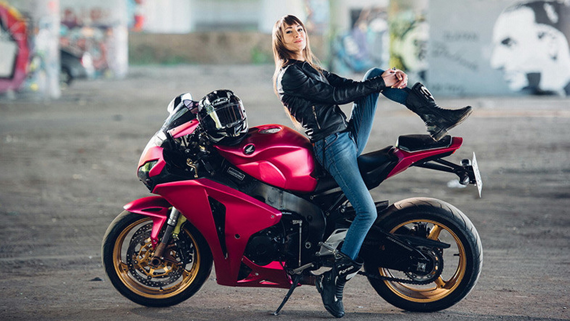 Про девушку на мотоцикле. Девушка на мотоцикле. Красивые девушки на мотоциклах. Леди на мотоцикле. Девушка на мотоцикле в шлеме.