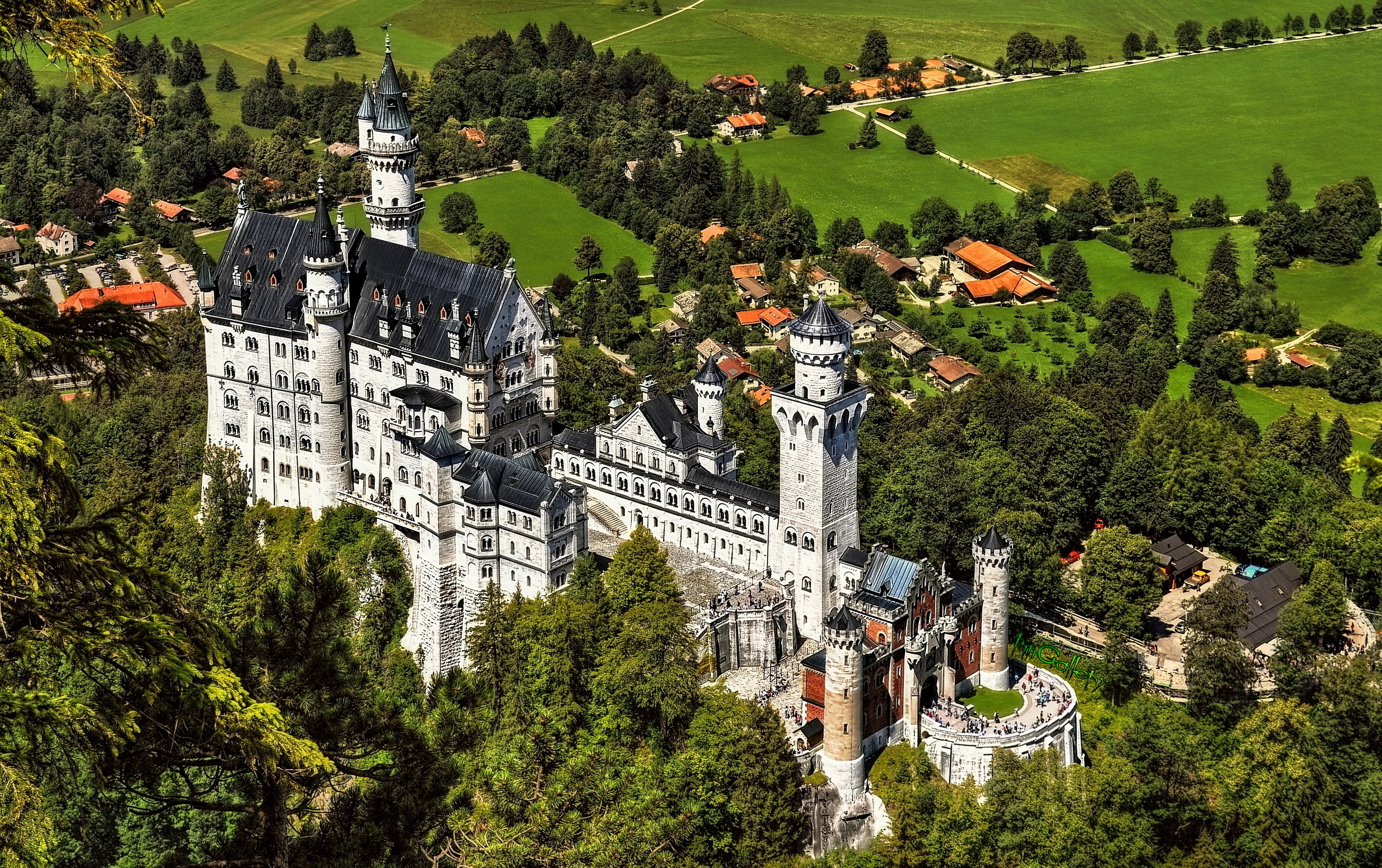 Обои на стол замки. Замок Людвига 2 Нойшванштайн. Замок Нойшванштайн Бавария Германия. Замок Нойшванштайн Германия 1920 1080. Замок Нойшванштайн с высоты птичьего полета.