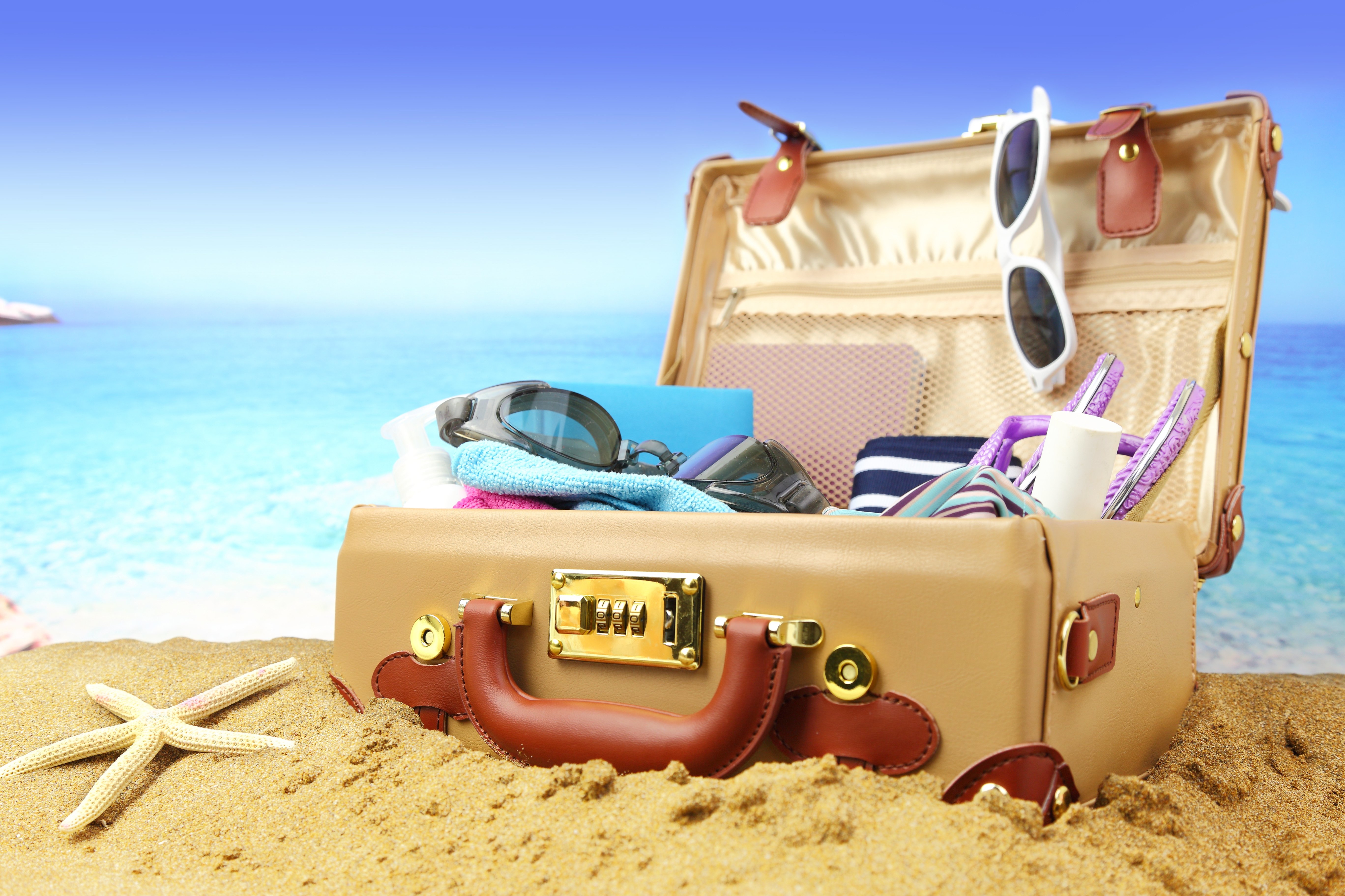 Куда переехать на море. Отпуск чемодан. Чемодан на море. Чемодан для путешествий. Чемодан на пляже.