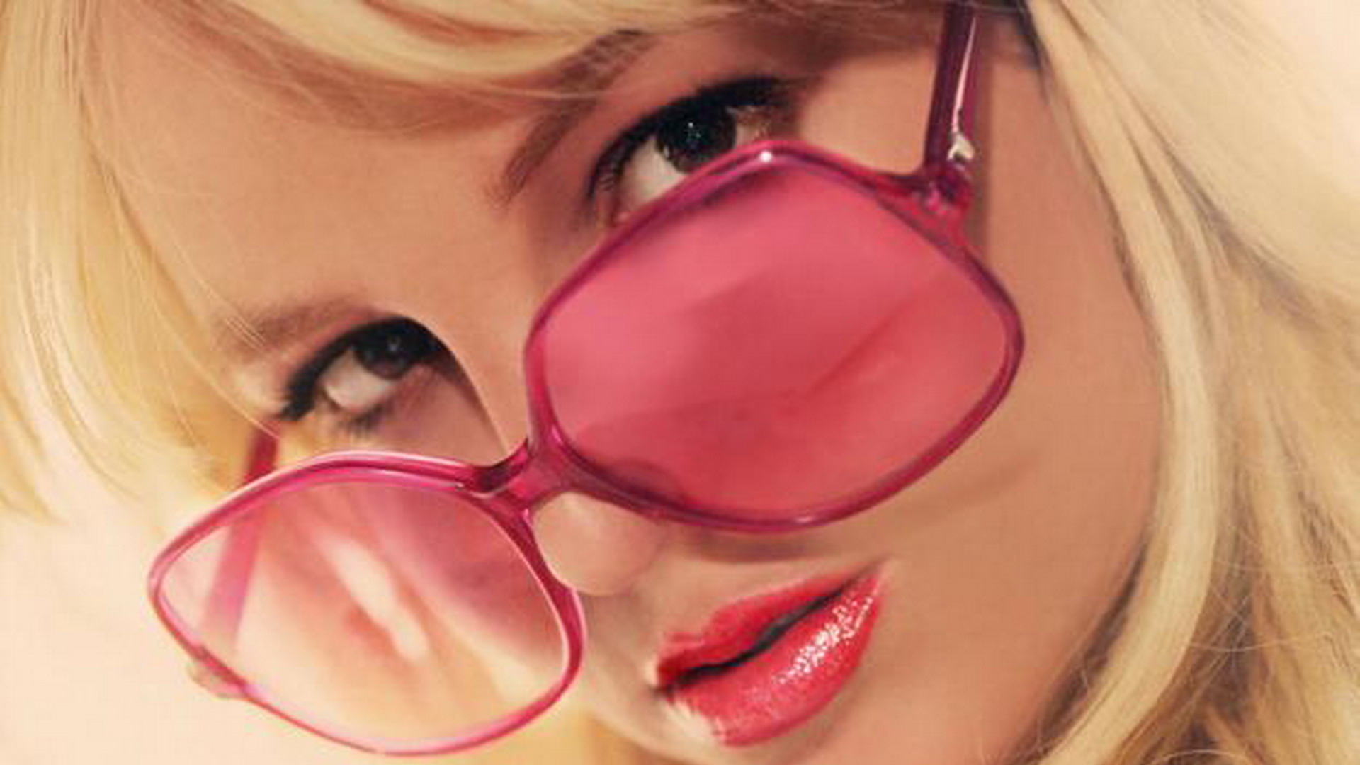 Бузова песни розовые очки. Бритни Спирс в розовых очках. Бритни Спирс в очках. Бритни Спирс очки. Девушка в Ионовых очках.