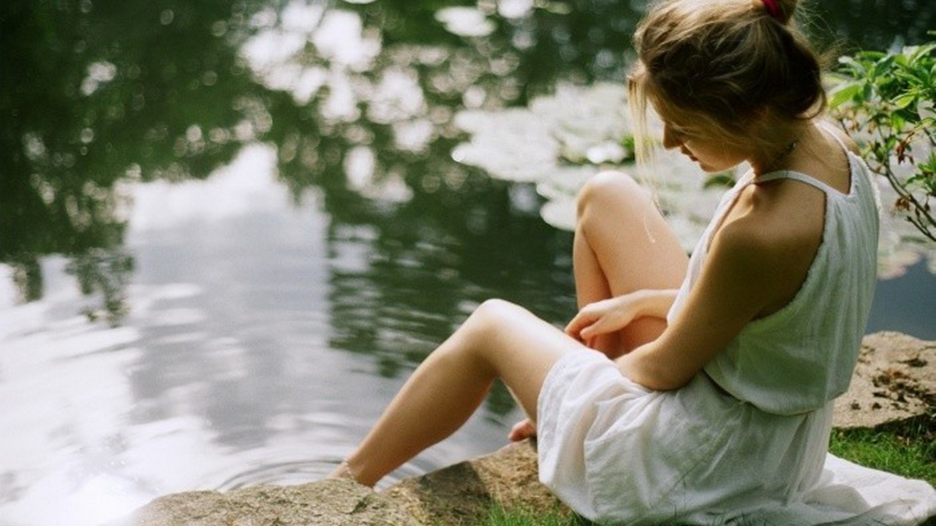 Красоту сидели люди. Девушка сидит на берегу. Девушка сидит у воды. Девушка сидит спиной. Девочка в платье сидит спиной.