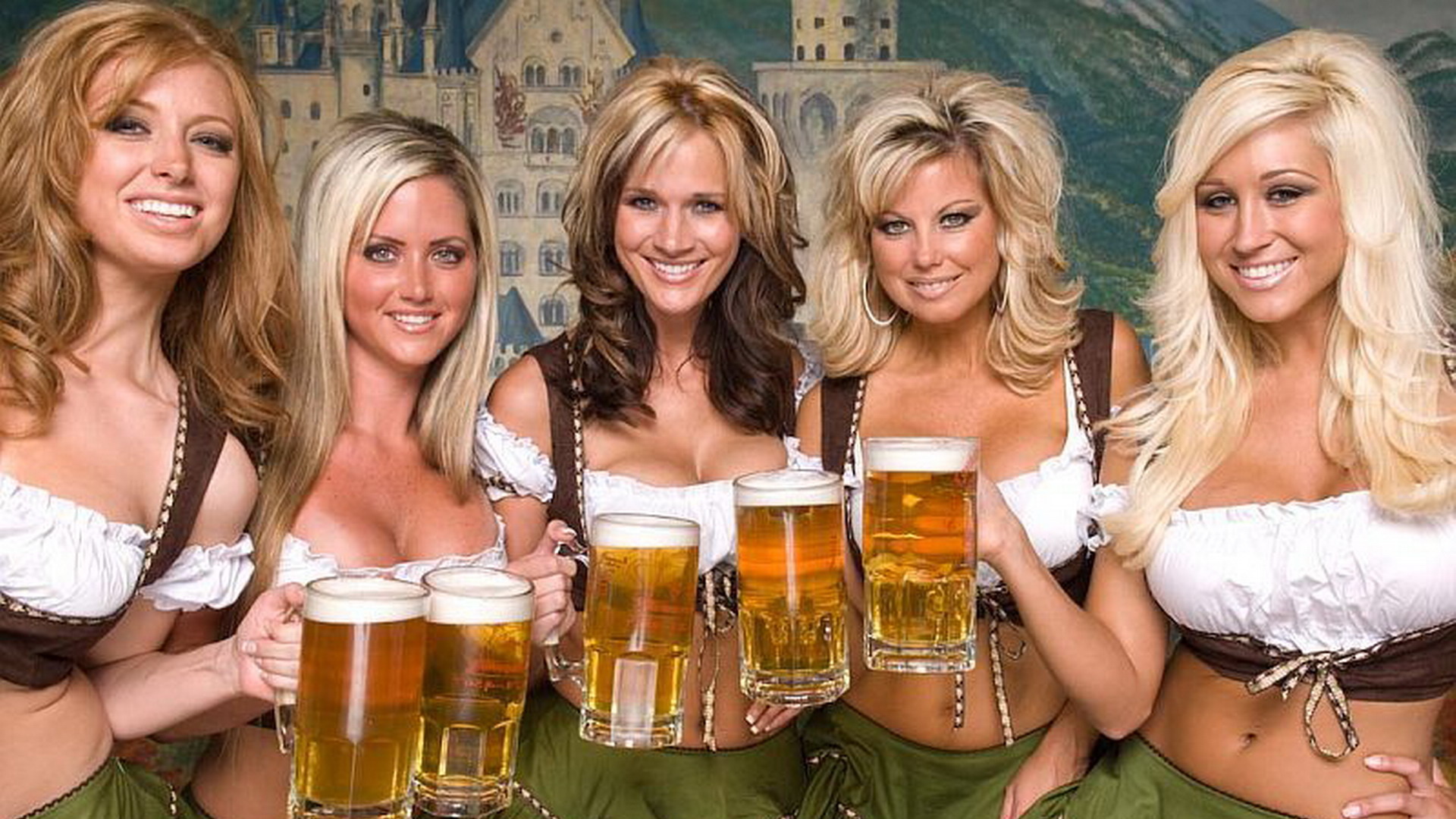 Три девушки с пивом