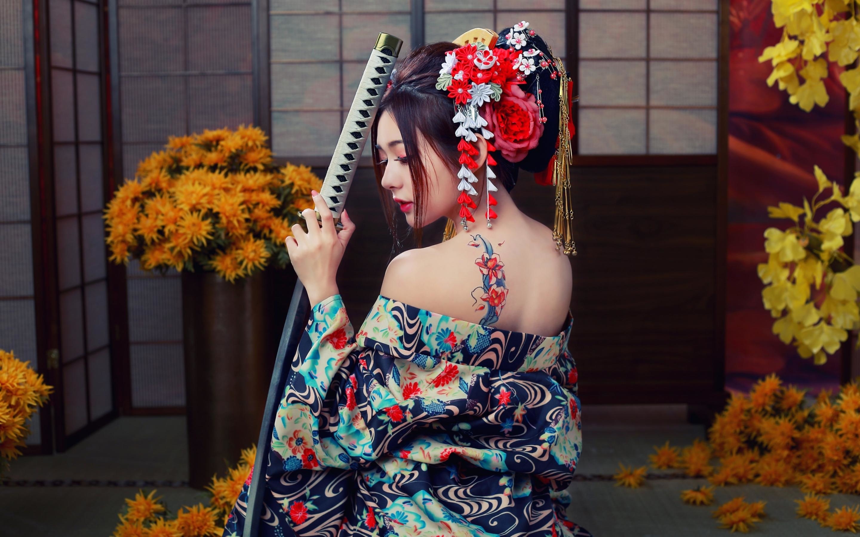 Япония девушки молодая. Катана кимоно Сакура. Япония кимоно гейши Самурай. Катана кимоно Самурай Сакура.