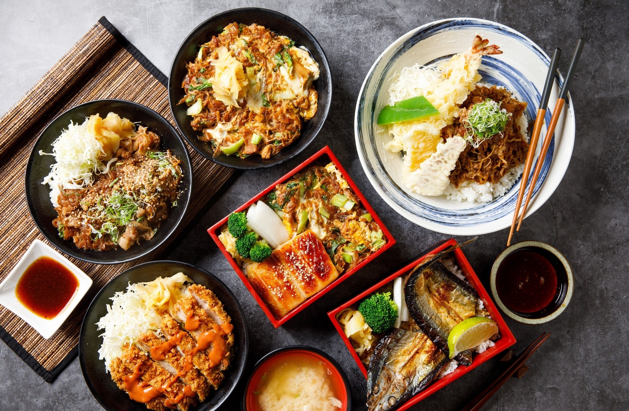 Азиатская кухня. Азиатская кухня блюда. Стол с азиатскими блюдами. Азиатский обед.