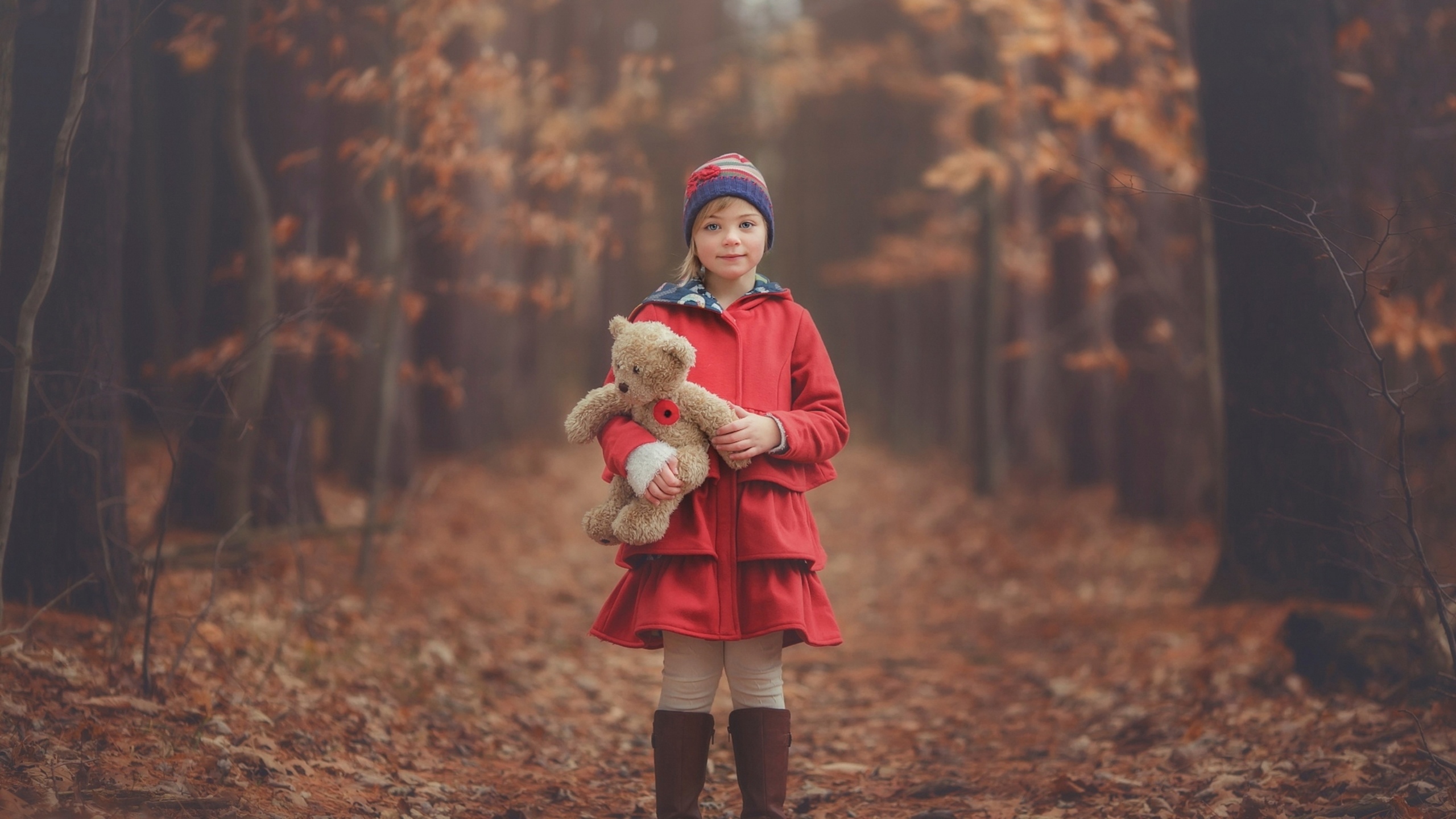Гуляла девочка в лесу. Девочка в лесу. Осенний лес для детей. Девочка в осеннем лесу. Осень в лесу для детей.