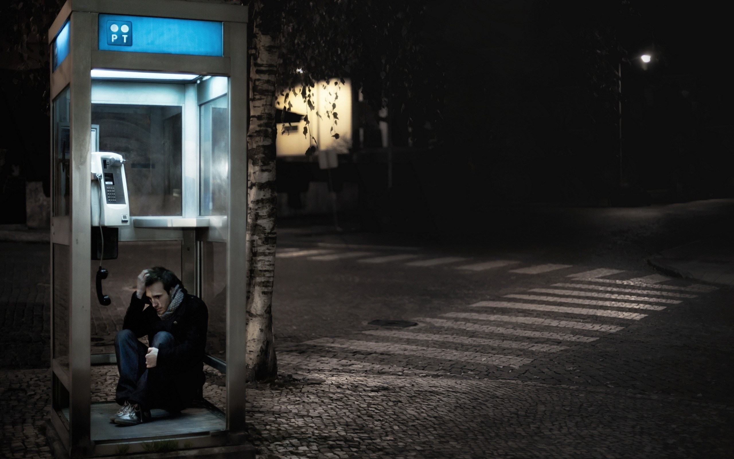 Ночь 1 июля. Колин Фаррелл телефонная будка. Человек в телефонной будке. Парень в телефонной будке. Человек в телефонной будк.