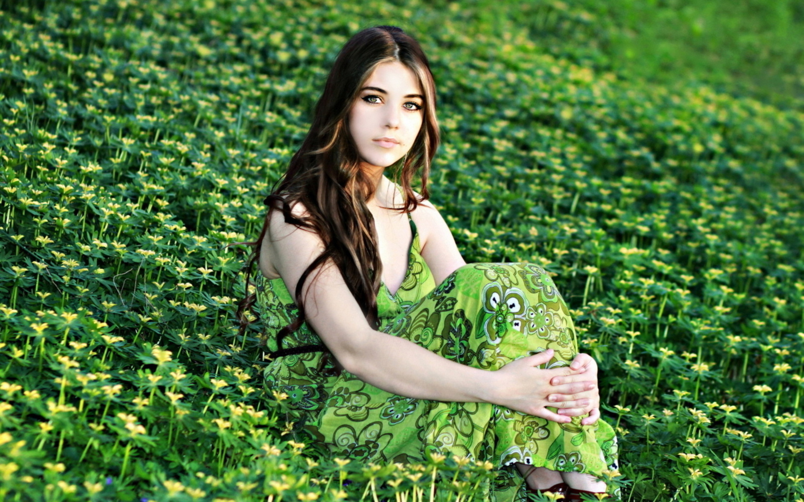 Полных женщин на природе. Саммер Филдс актриса. Фотосессия девушки на природе. Девушка в зеленом платье. Фотосессия в зелени.