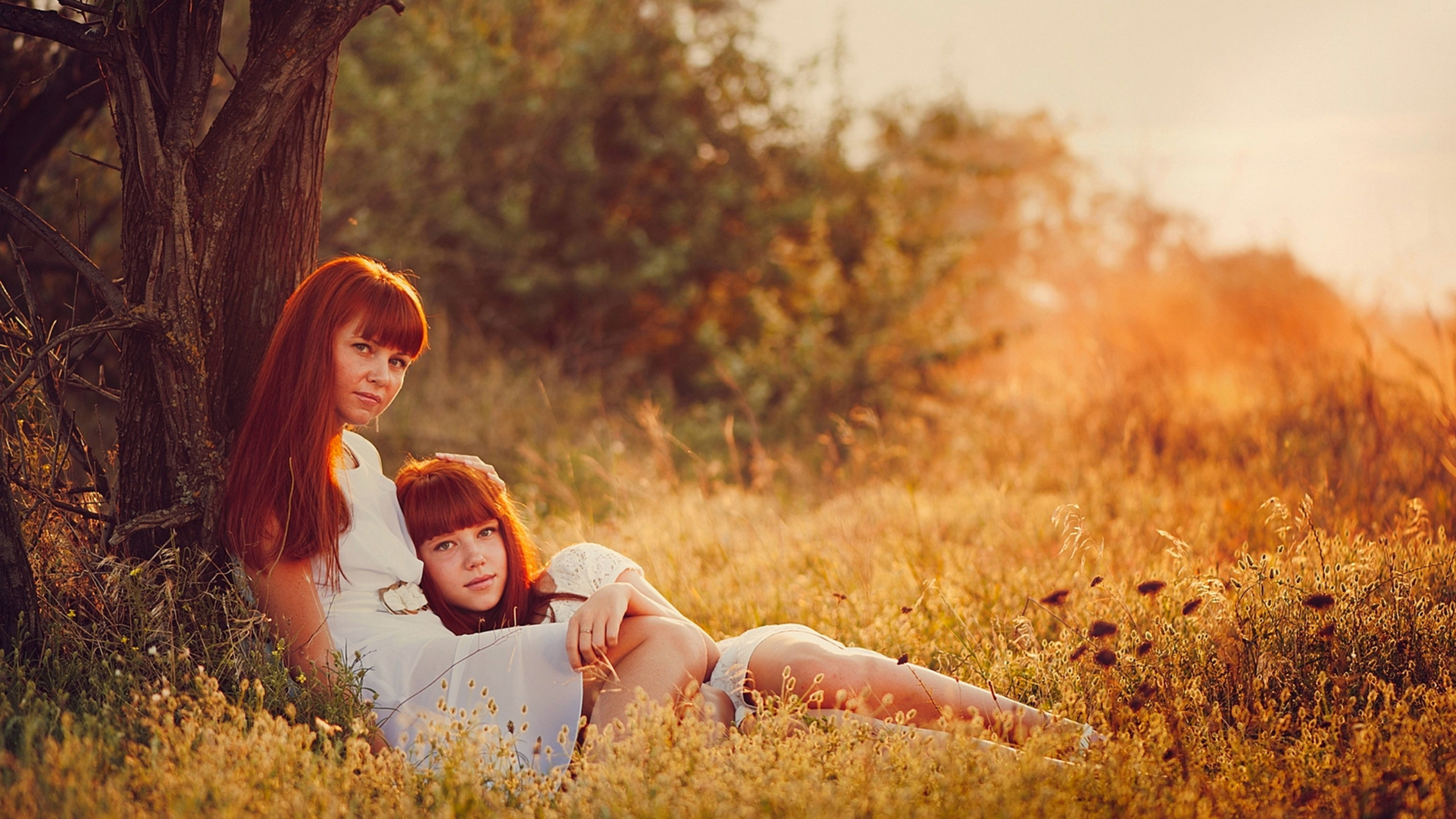 Рыжую сестренку. Рыжие девушки. Фотосессия на природе рыжеволосой. Фотосессия мама и дочка на природе. Рыжая девочка с мамой.
