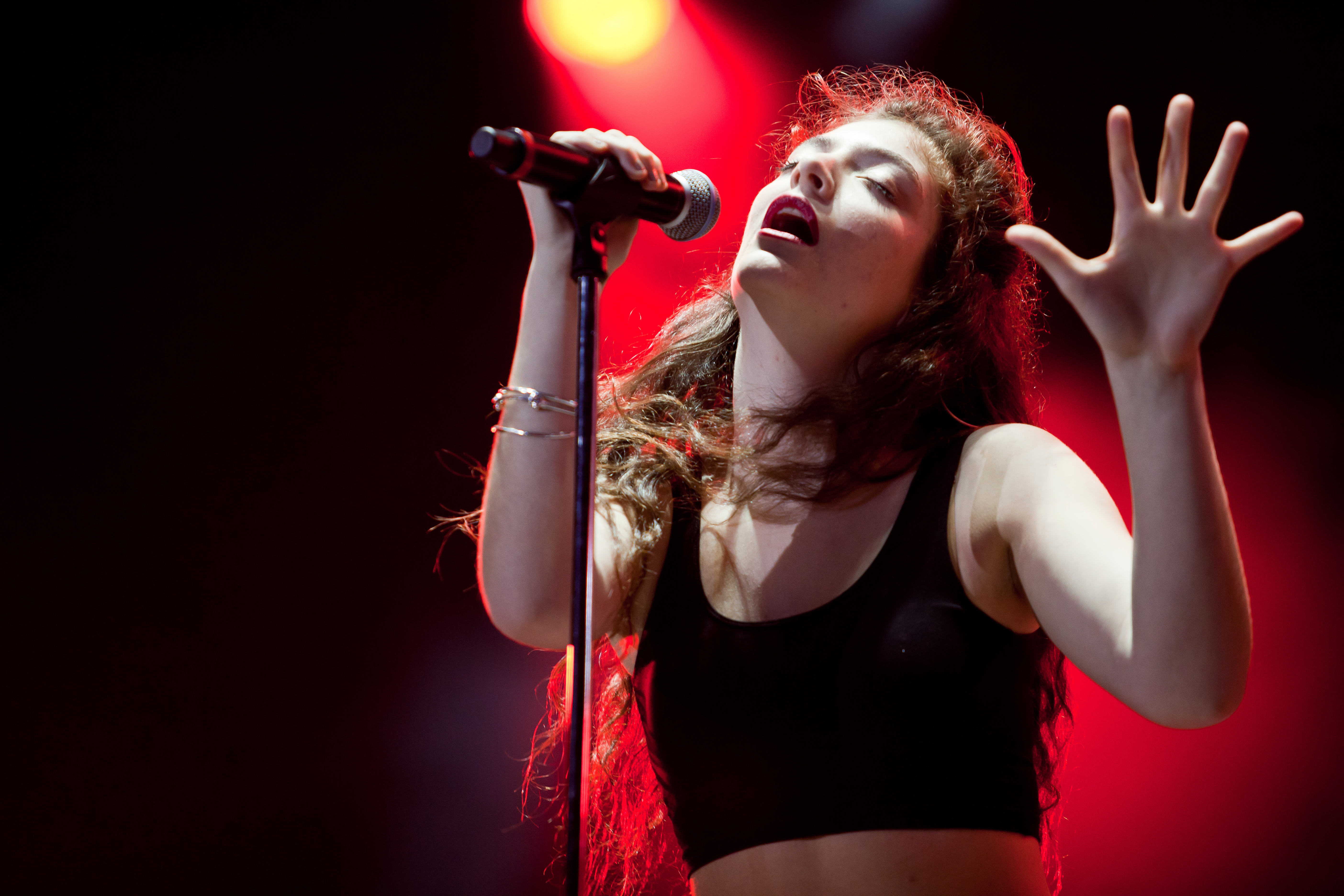 Вокальный рок. Lorde исполнительница. Lollapalooza певица. O Connor певица. Поет на сцене.