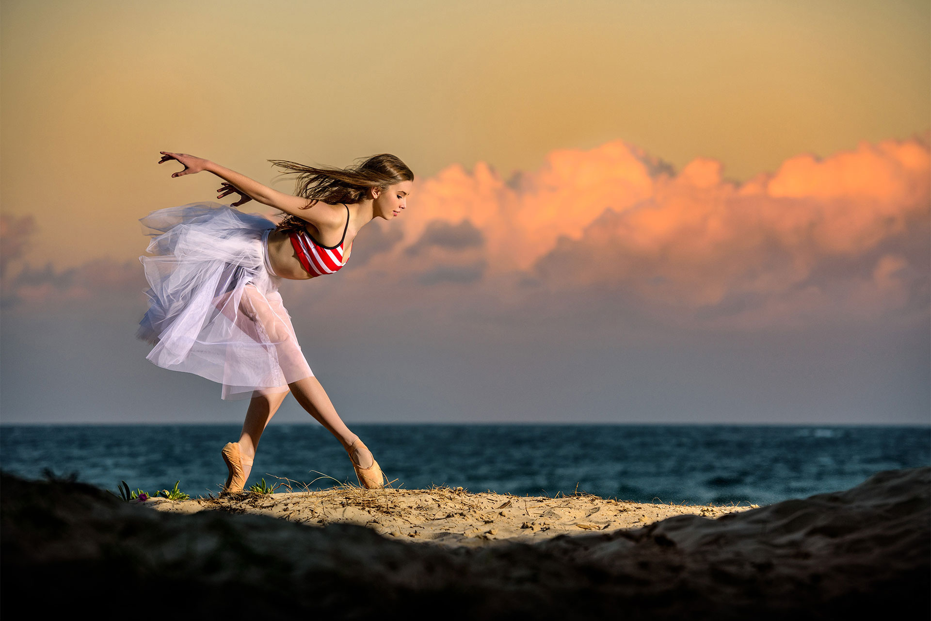 Расслабленный танец. Девушка танцует на берегу моря. Балерина на берегу моря. Балет на природе. Балерина на море.