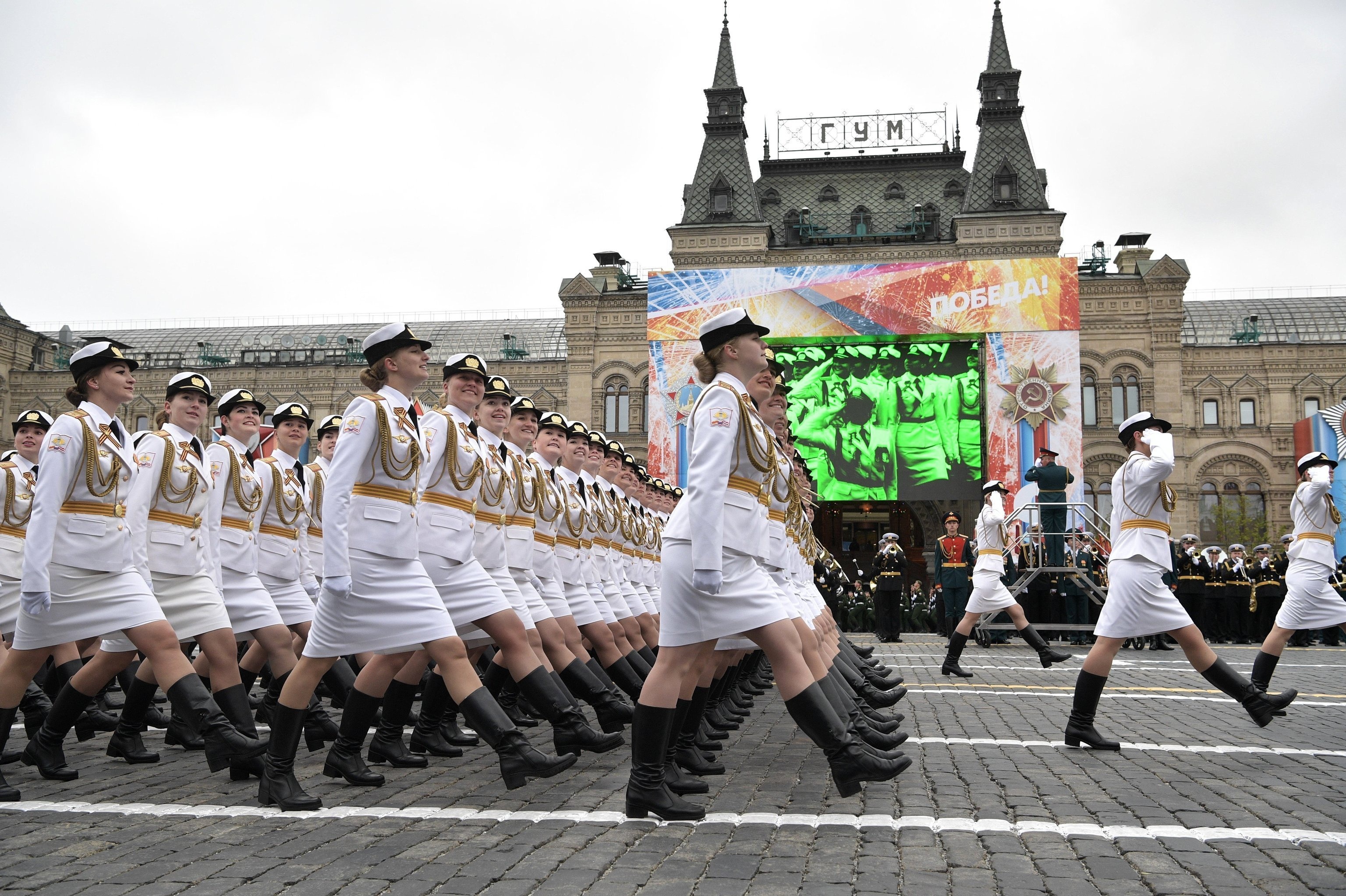 Случае параде. Женщины на параде Победы 2021. Парад Победы 2021 в Москве женщины маршируют. Солдаты на параде. Женщины военные в России на параде.