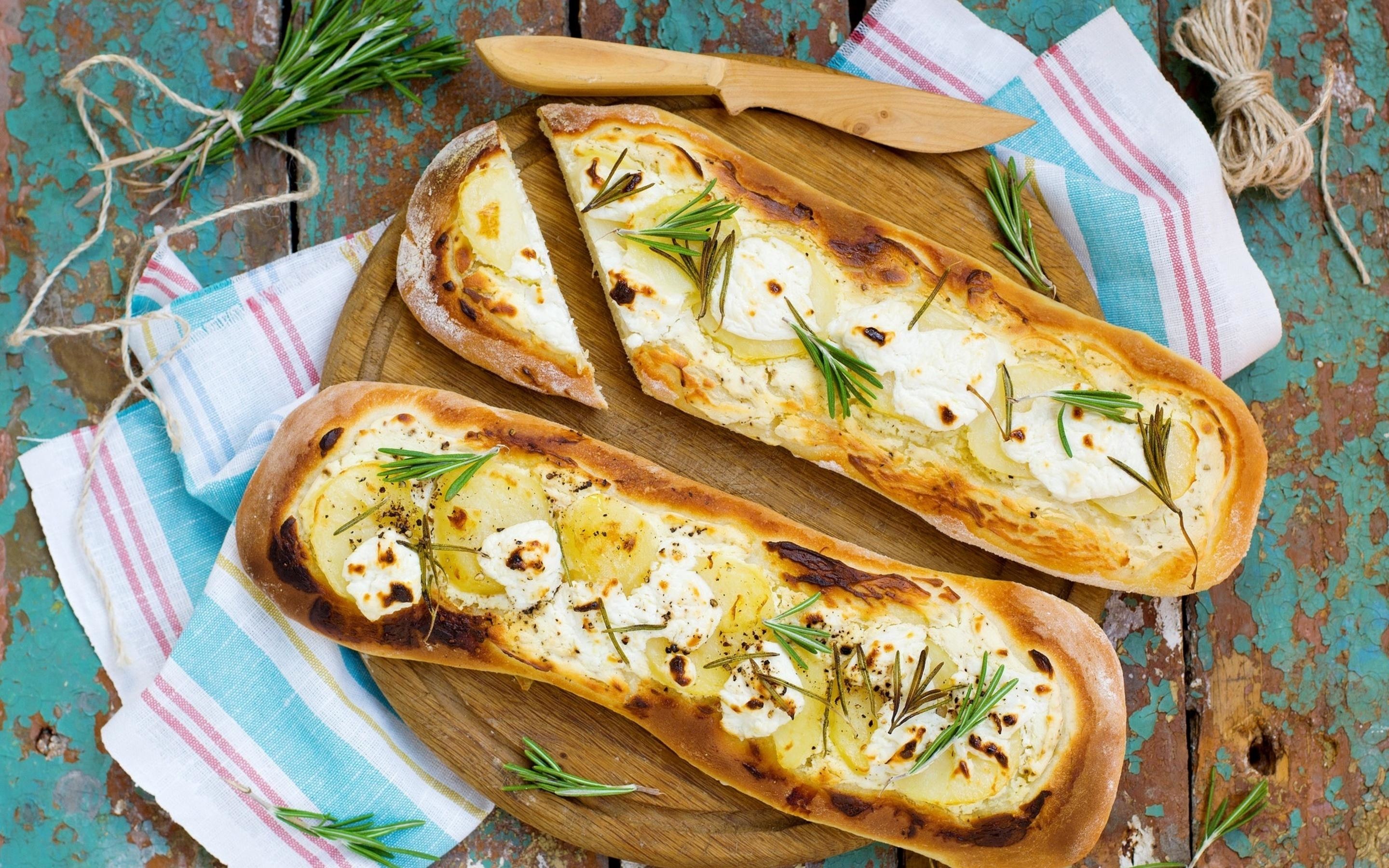 Хлеб с картошкой на сковороде. Багет еда. Багет сыр. Багет французский. Багет хлеб.