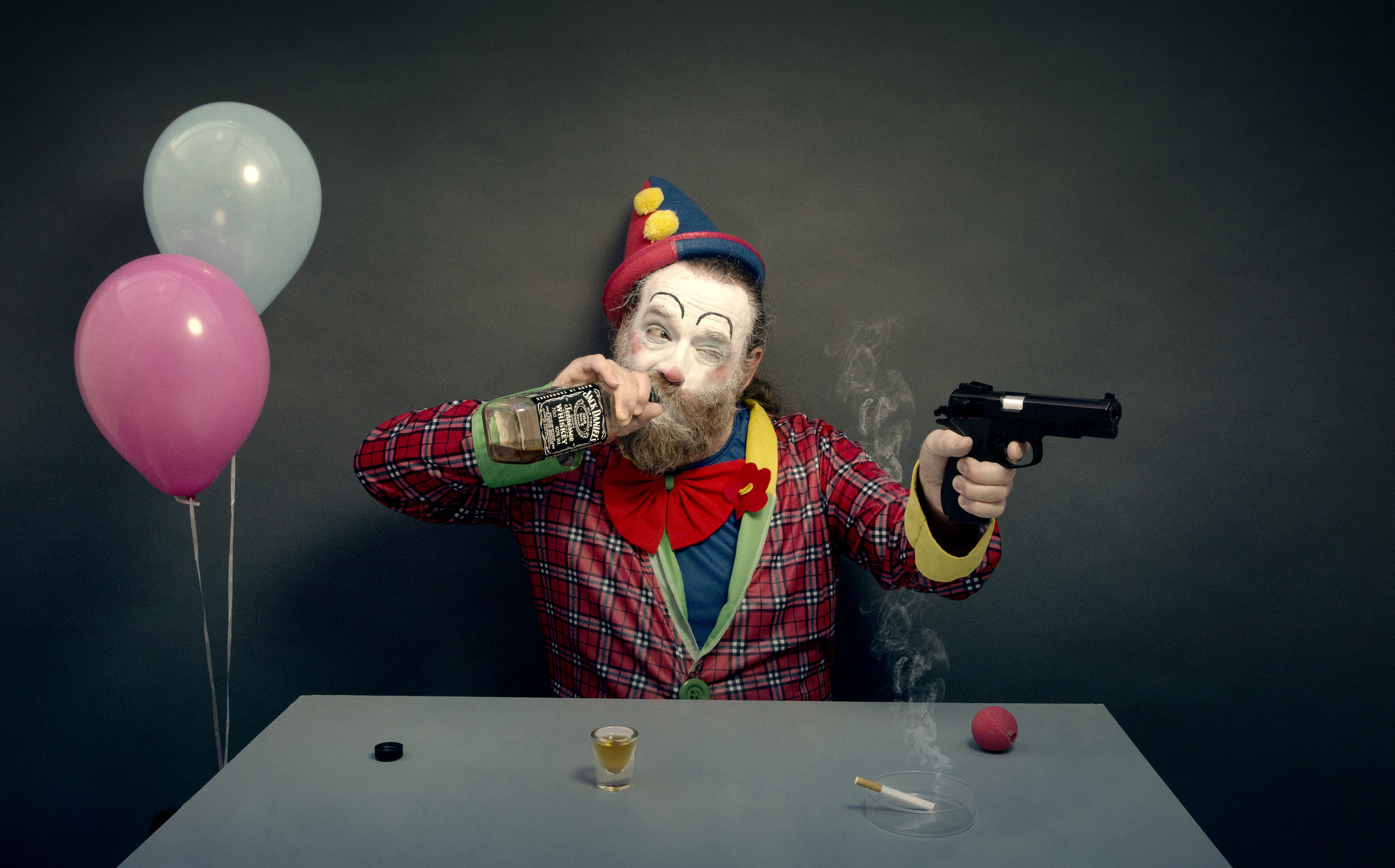 Юмор клоун. Клоун с пистолетом. Смешной клоун с шариком.