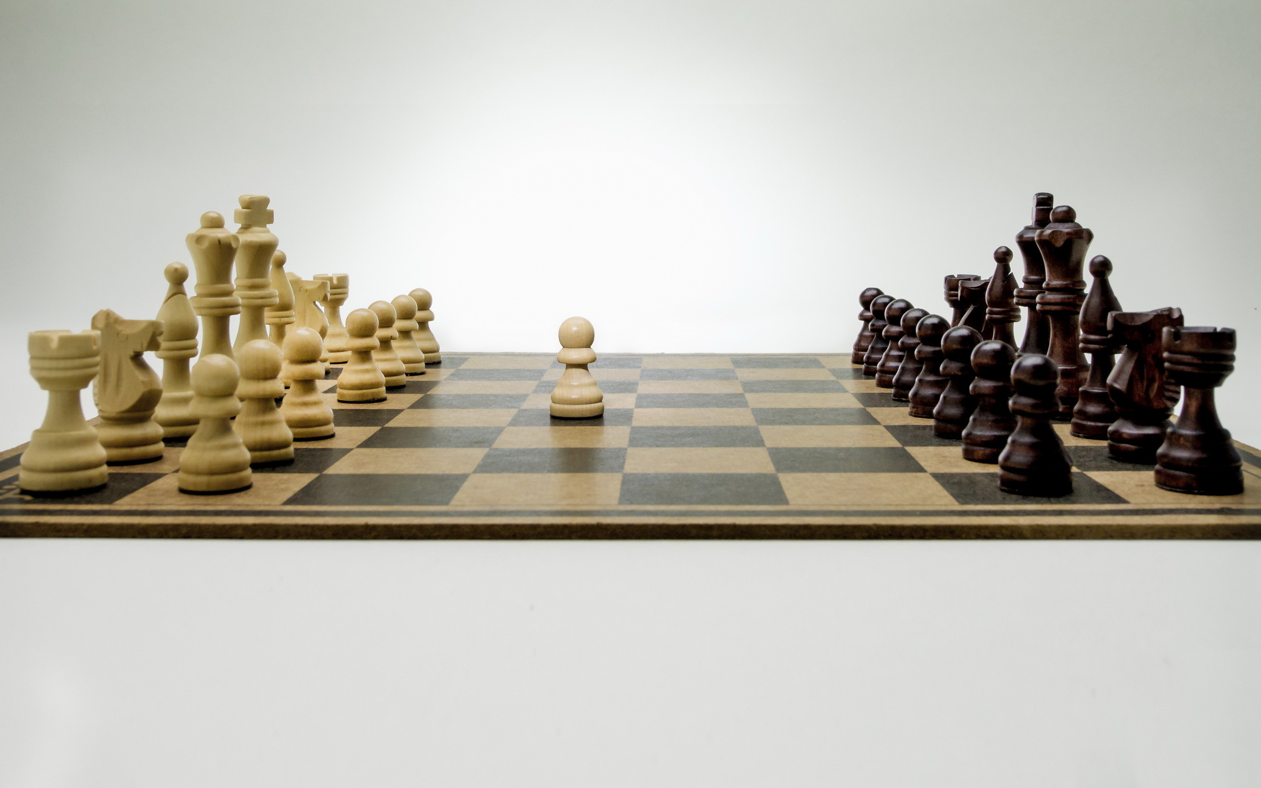 На шахматной доске 5 белых фигур. Шахматная доска с фигурами вид сбоку. Шахматы фигуры сбоку. Шахматы доска. Шахматная доска с фигурами в перспективе.