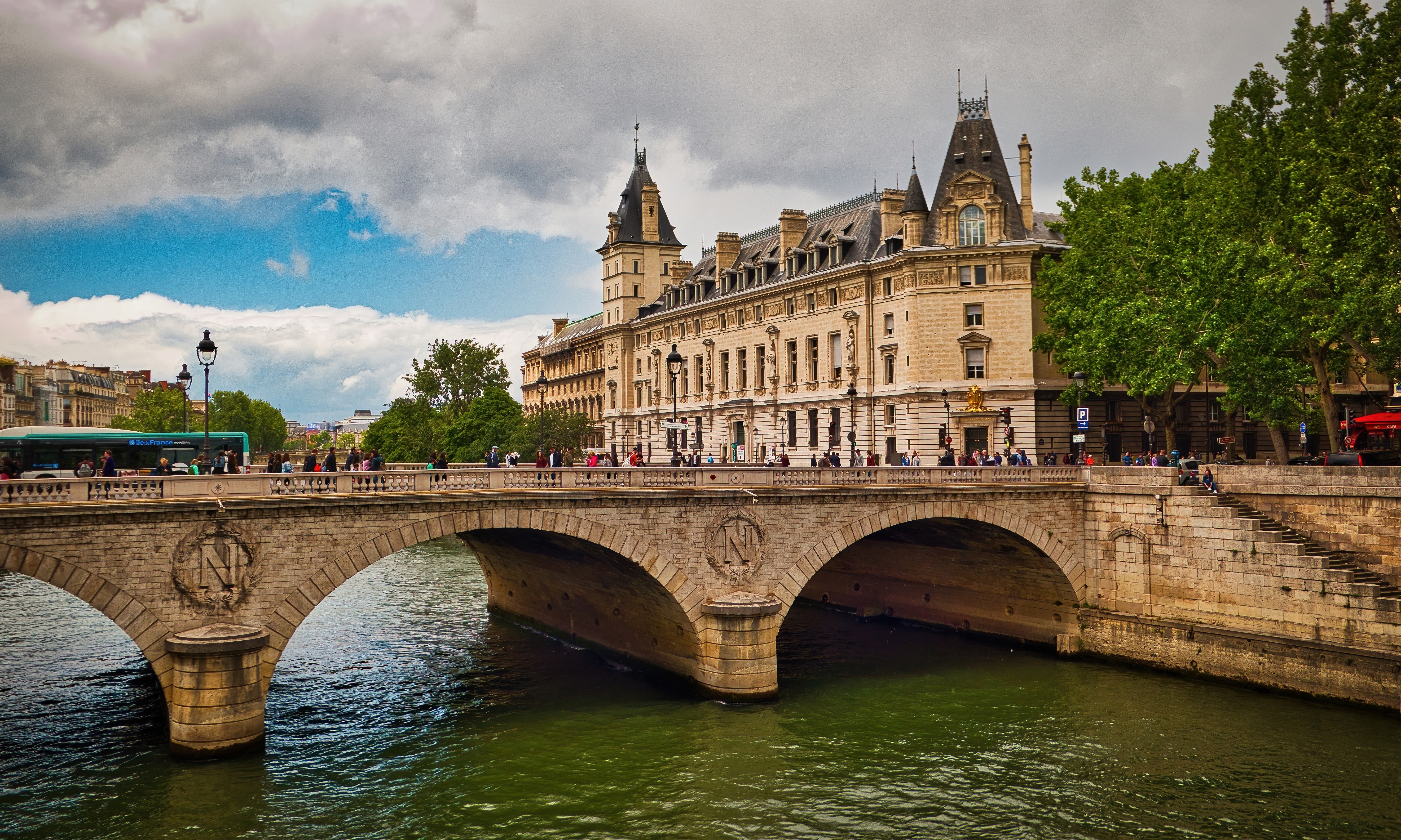 Le seine. Мост Святого Михаила Париж. Река сена Лувр.