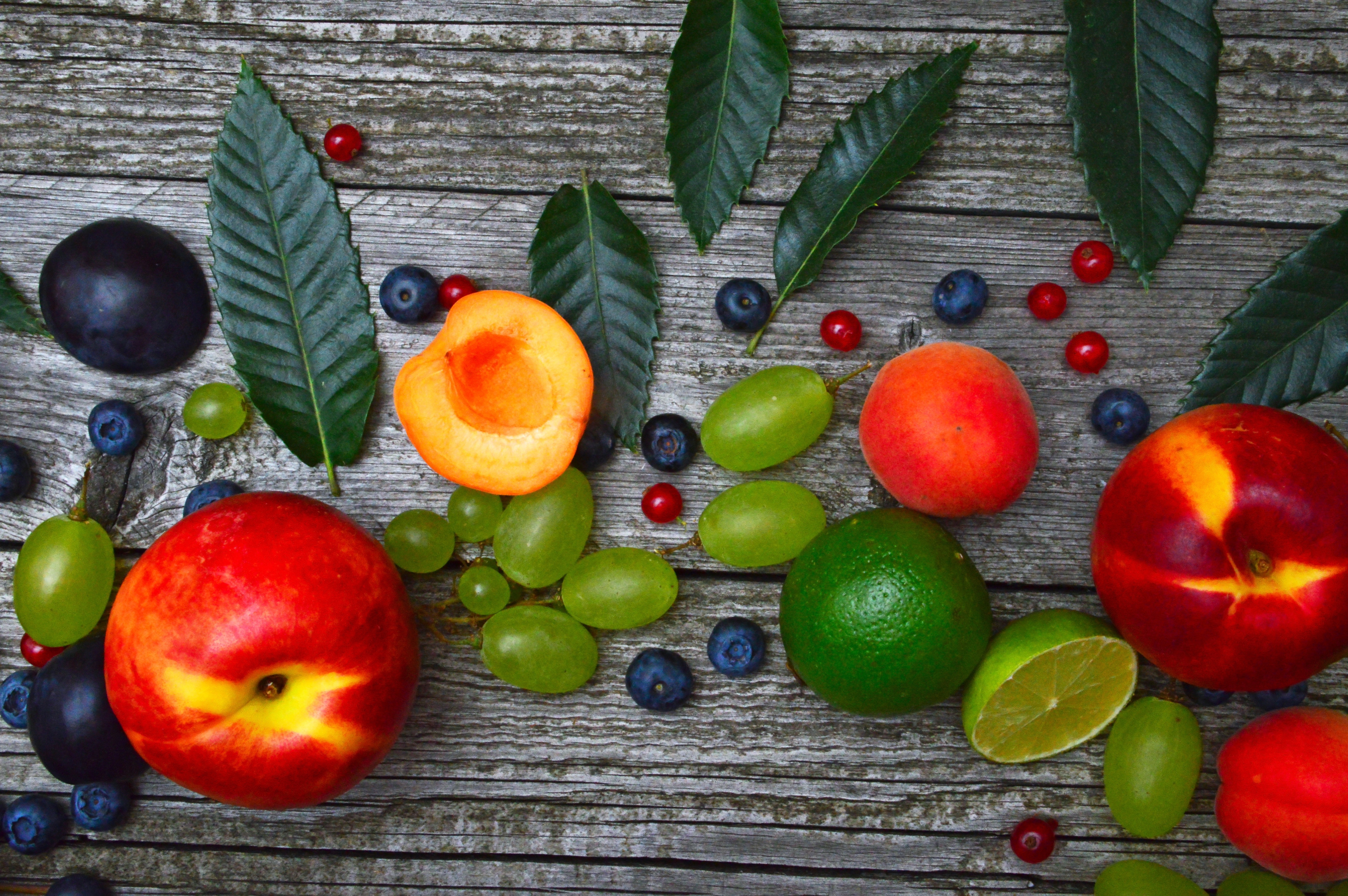 Фруктовый лист. Вкусные фрукты. Фрукты фото. Разнообразие фруктов и ягод. Картинки фруктов и ягод.