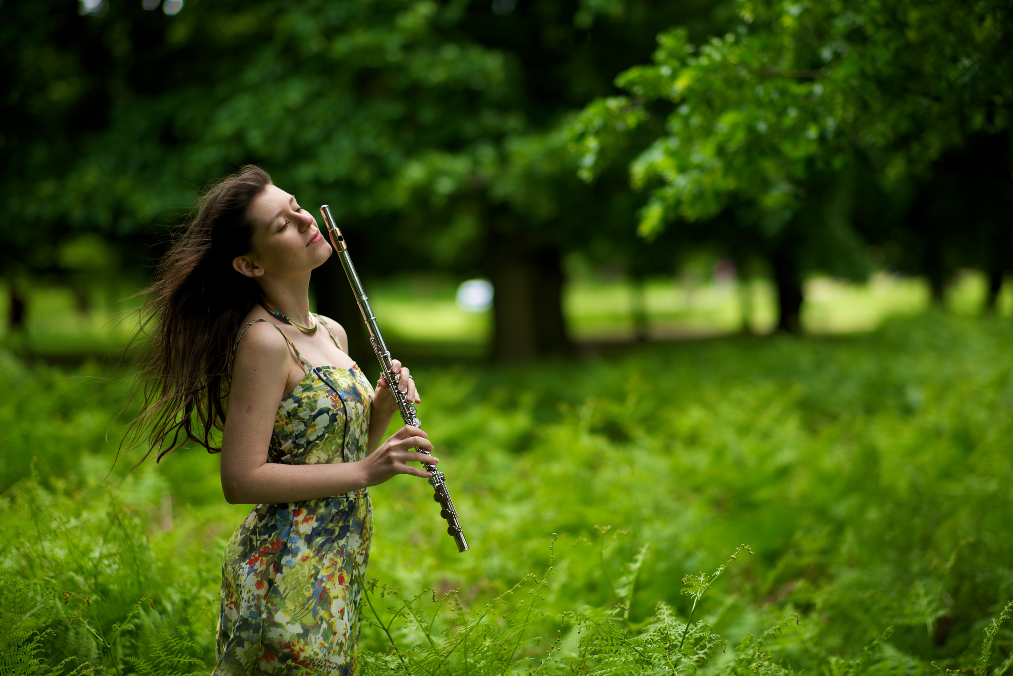 Красивая музыка и песни слушать. Музыканты на природе. Девушка с флейтой. Поющая природа.