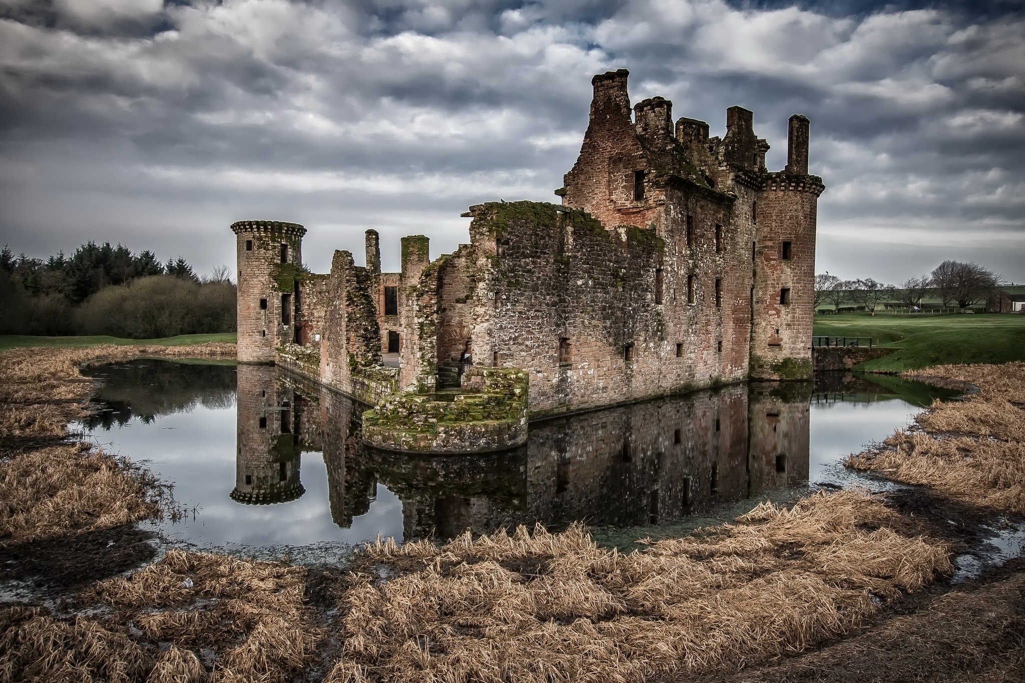 Разбить крепость. Замок Керлаверок Шотландия. Замок Килхурн, Шотландия. Разрушенные замки Англии. Развалины замка Караколь Франция.