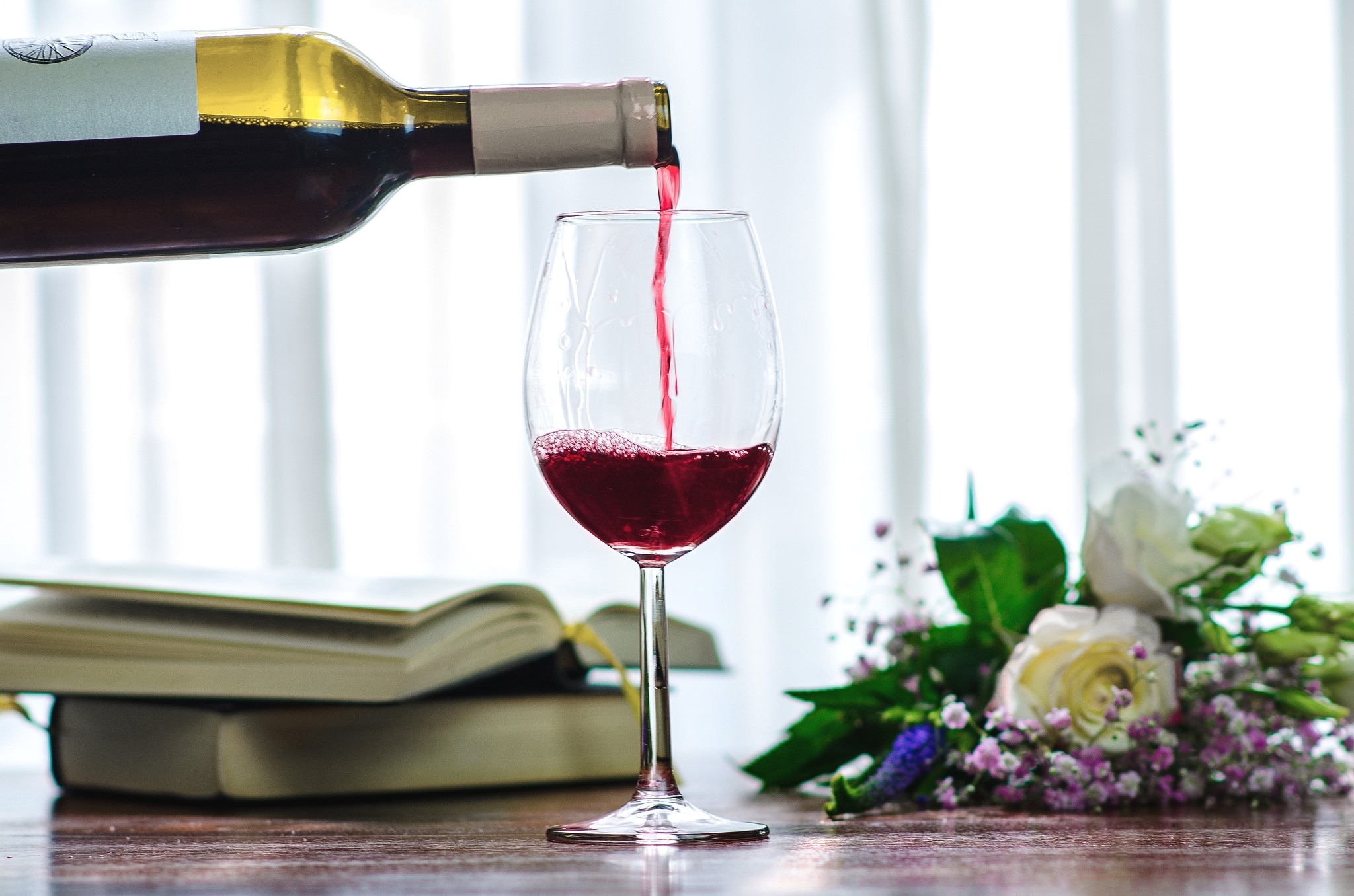 Бокал вина на столе. Красное вино. Бокал с вином. Бокалы на столе. Фужер с вином.