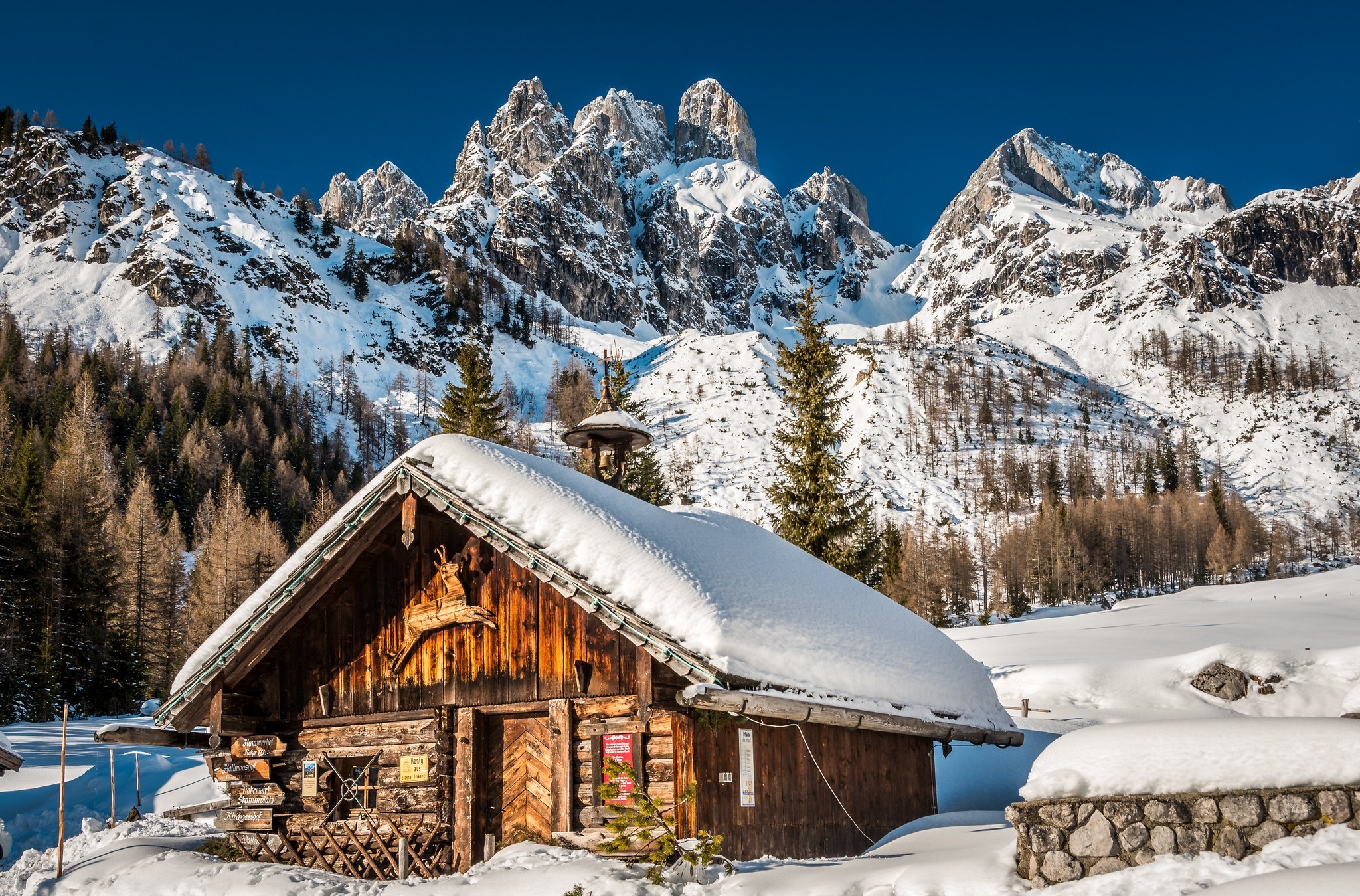 Горы снег дома. Доломитовые Альпы Австрия Шале. Гора Дахштайн Австрия. Швейцарские Доломитовые Альпы. Альпы Швейцария зима.