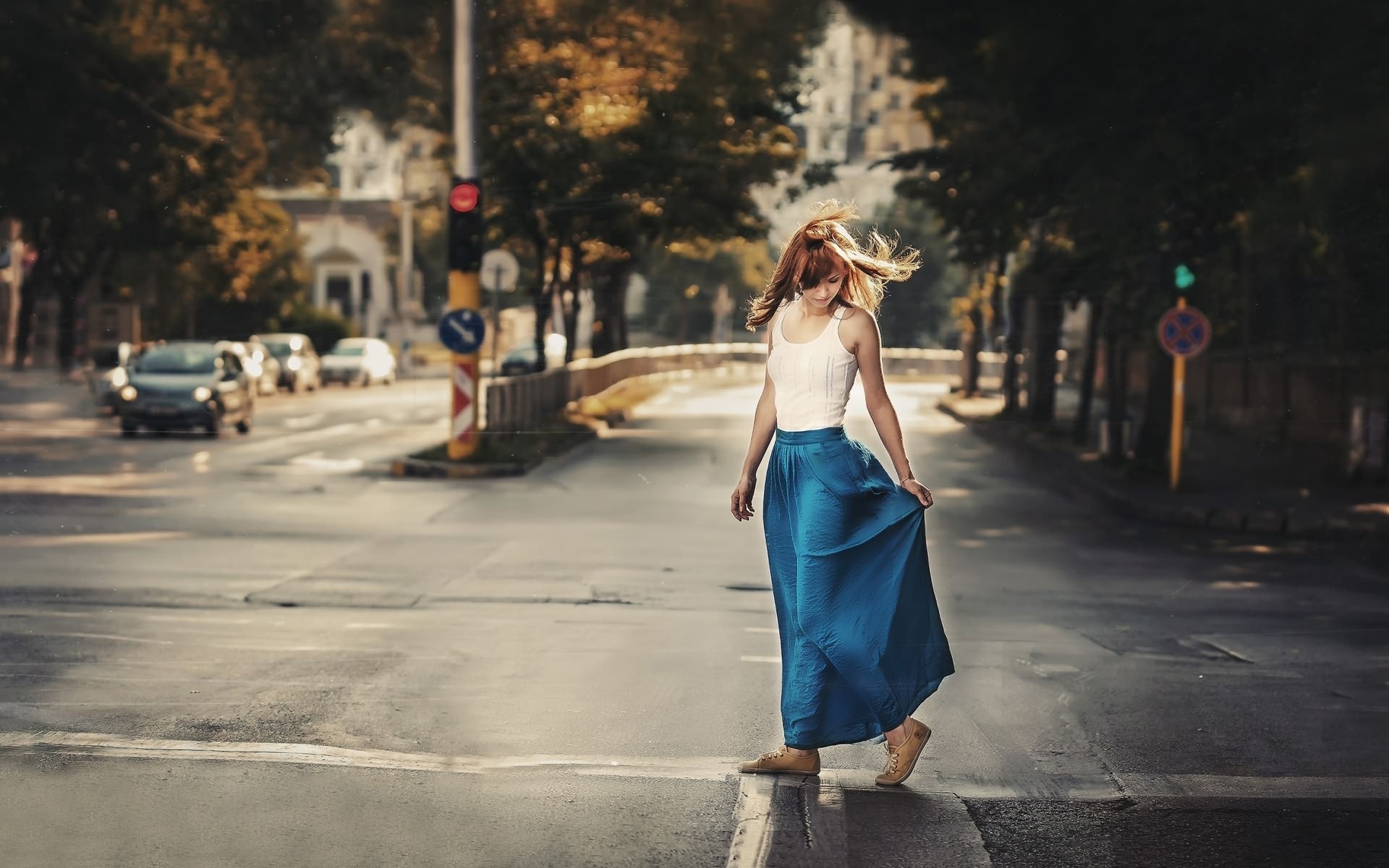 Девушка гуляет по улице