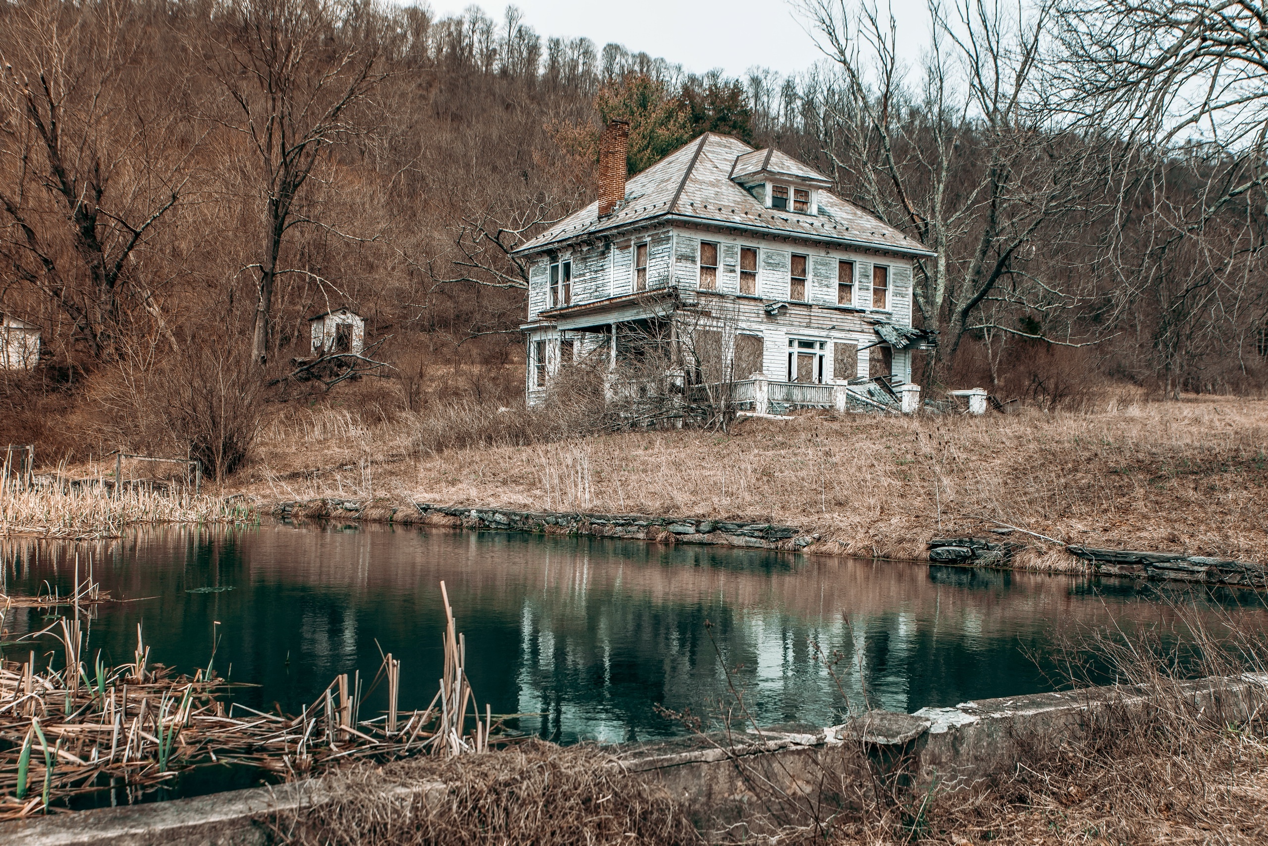 Заброшенный пруд. Заброшенный дом у озера. Дом у озера. Озеро старое. Старый дом у озера.